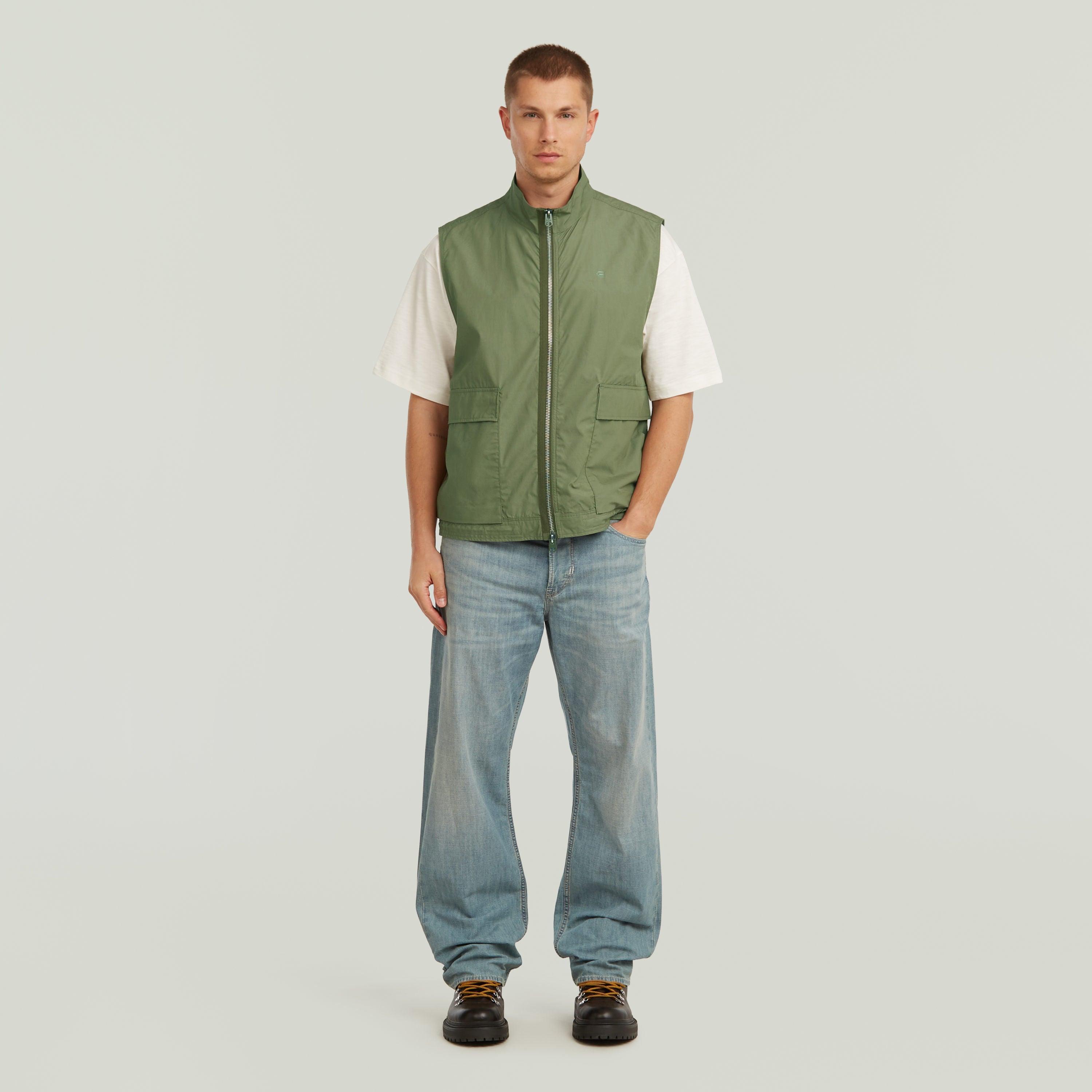 Chaleco ligero de verano en color verde con cierre de cremallera y cortes regulares, ideal para el verano.