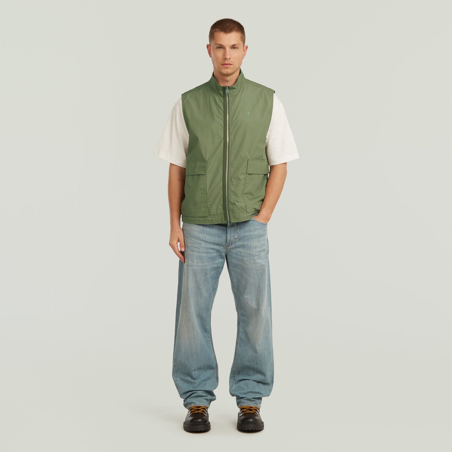 Chaleco ligero de verano en color verde con cierre de cremallera y cortes regulares, ideal para el verano.
