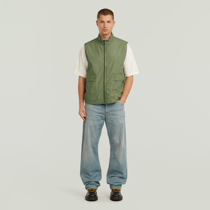 Chaleco ligero de verano en color verde con cierre de cremallera y cortes regulares, ideal para el verano.