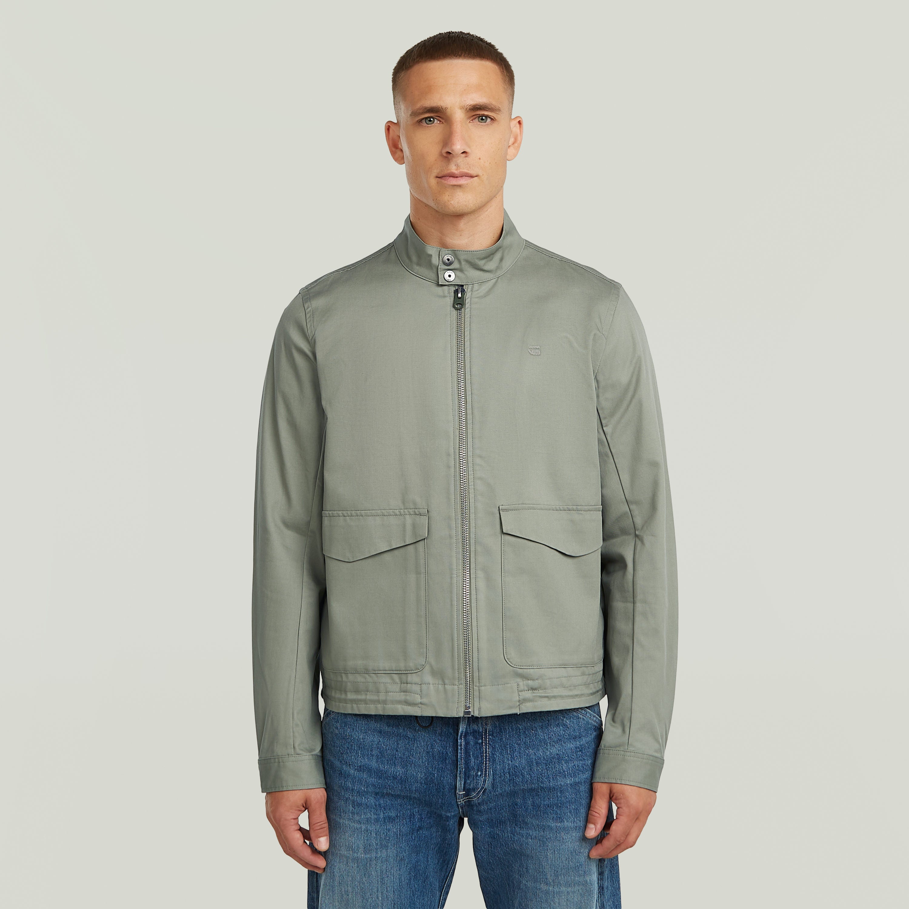 Chaqueta Lightweight Cotton La Lightweight Cotton Jacket tiene fit regular y cuello alto (stand-up), para un diseño limpio y estructurado. Su cierre de cremallera da un acabado seguro y es