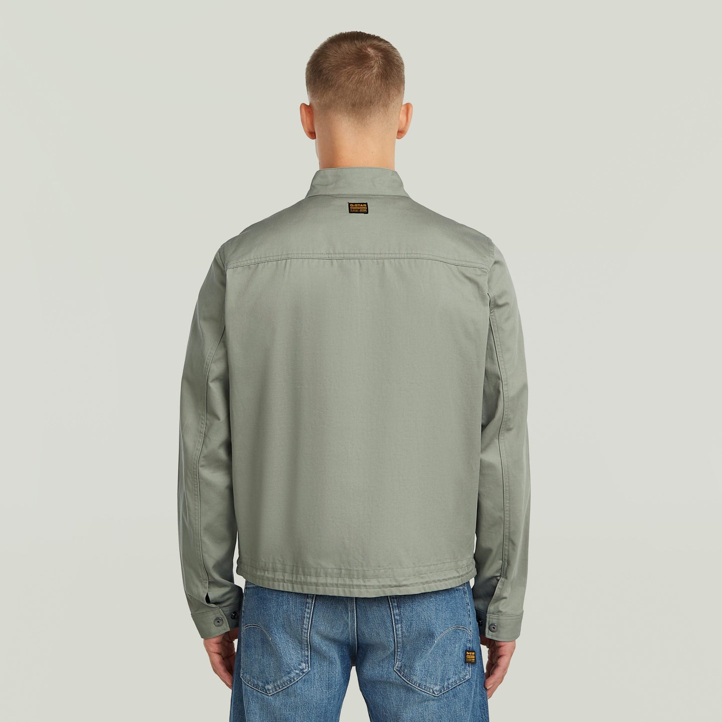 Chaqueta Lightweight Cotton La Lightweight Cotton Jacket tiene fit regular y cuello alto (stand-up), para un diseño limpio y estructurado. Su cierre de cremallera da un acabado seguro y es