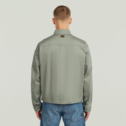 Chaqueta Lightweight Cotton La Lightweight Cotton Jacket tiene fit regular y cuello alto (stand-up), para un diseño limpio y estructurado. Su cierre de cremallera da un acabado seguro y es