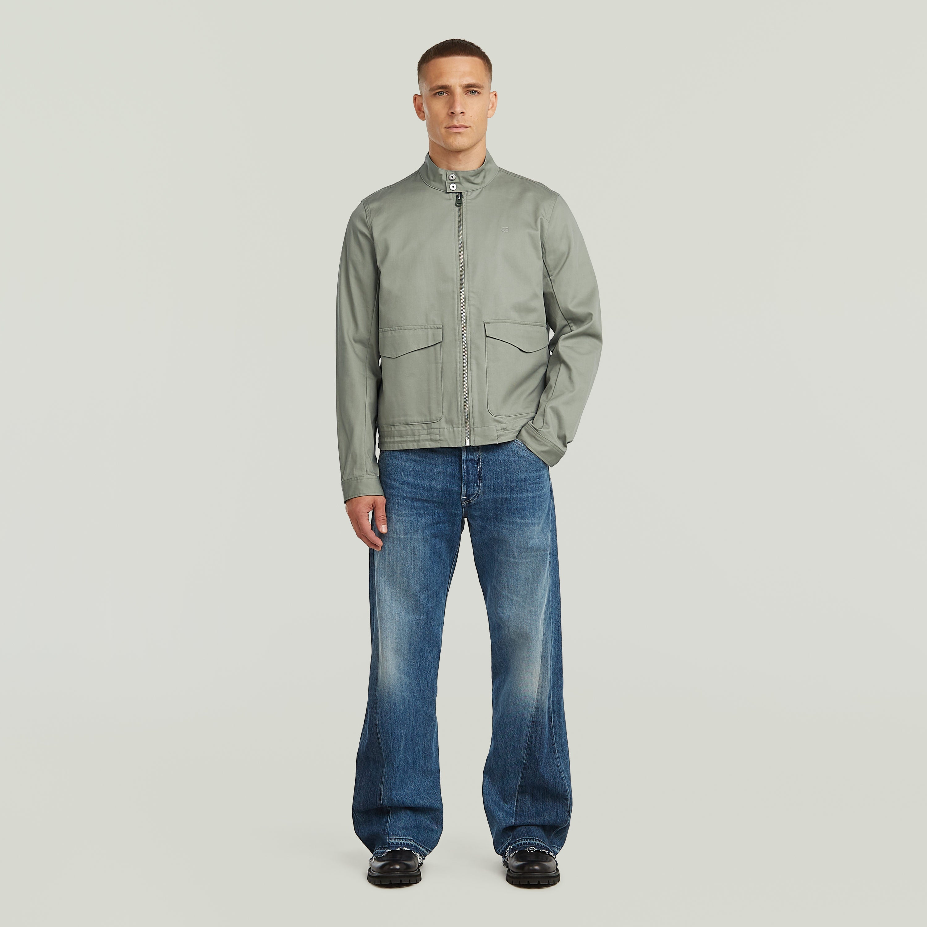Chaqueta Lightweight Cotton La Lightweight Cotton Jacket tiene fit regular y cuello alto (stand-up), para un diseño limpio y estructurado. Su cierre de cremallera da un acabado seguro y es