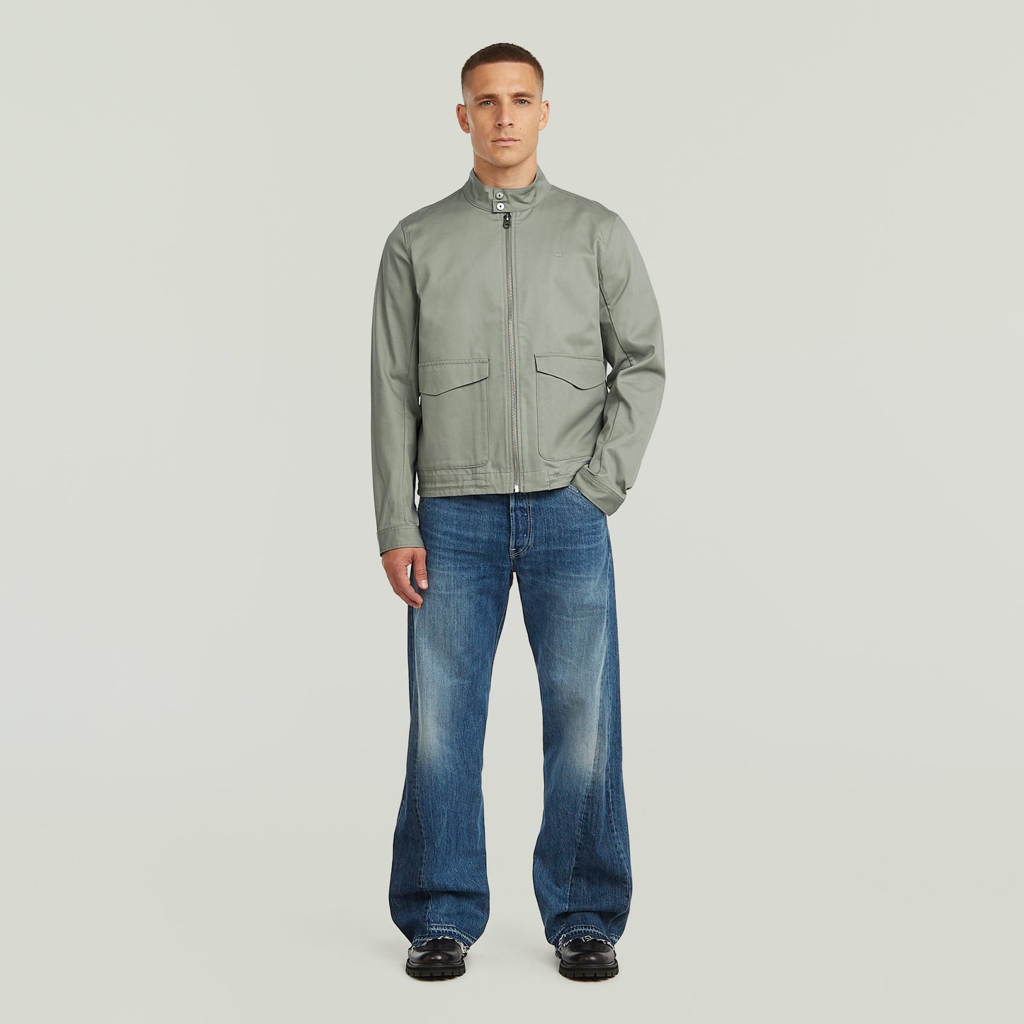 Chaqueta Lightweight Cotton La Lightweight Cotton Jacket tiene fit regular y cuello alto (stand-up), para un diseño limpio y estructurado. Su cierre de cremallera da un acabado seguro y es