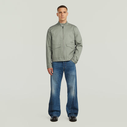 Chaqueta Lightweight Cotton La Lightweight Cotton Jacket tiene fit regular y cuello alto (stand-up), para un diseño limpio y estructurado. Su cierre de cremallera da un acabado seguro y es