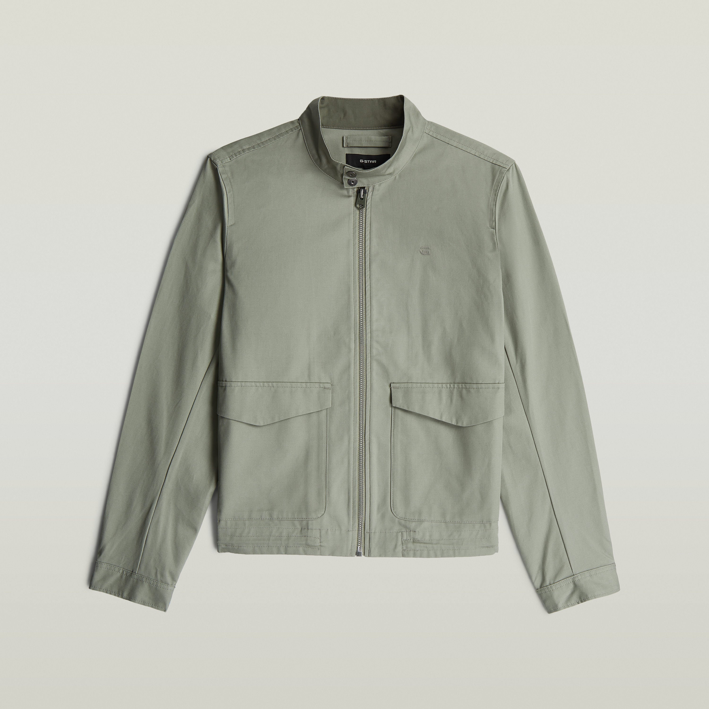 Chaqueta Lightweight Cotton La Lightweight Cotton Jacket tiene fit regular y cuello alto (stand-up), para un diseño limpio y estructurado. Su cierre de cremallera da un acabado seguro y es