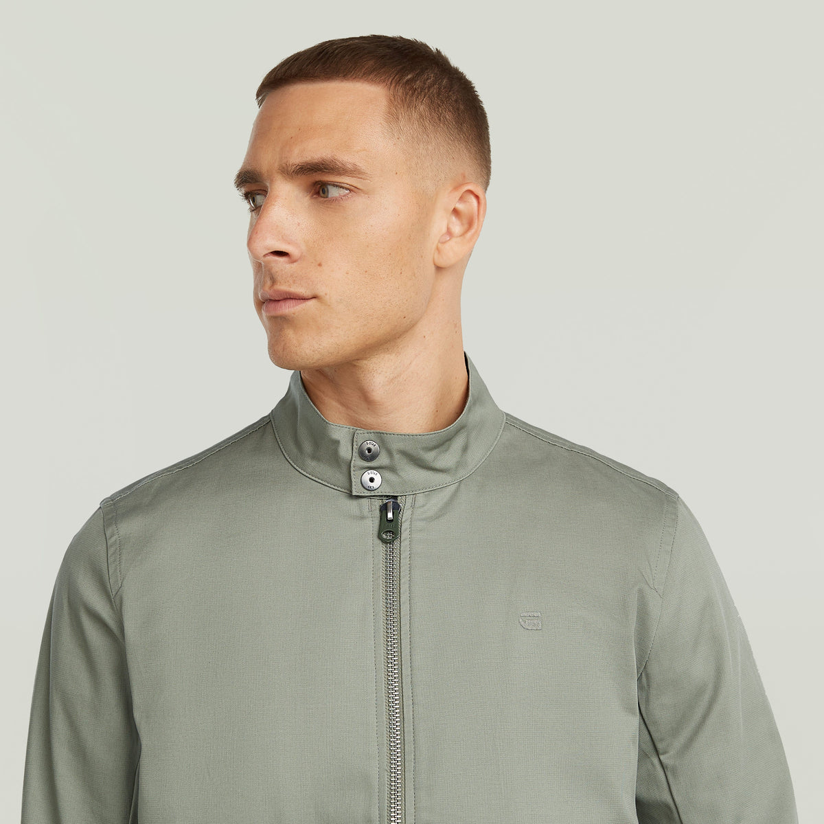 Chaqueta Lightweight Cotton La Lightweight Cotton Jacket tiene fit regular y cuello alto (stand-up), para un diseño limpio y estructurado. Su cierre de cremallera da un acabado seguro y es