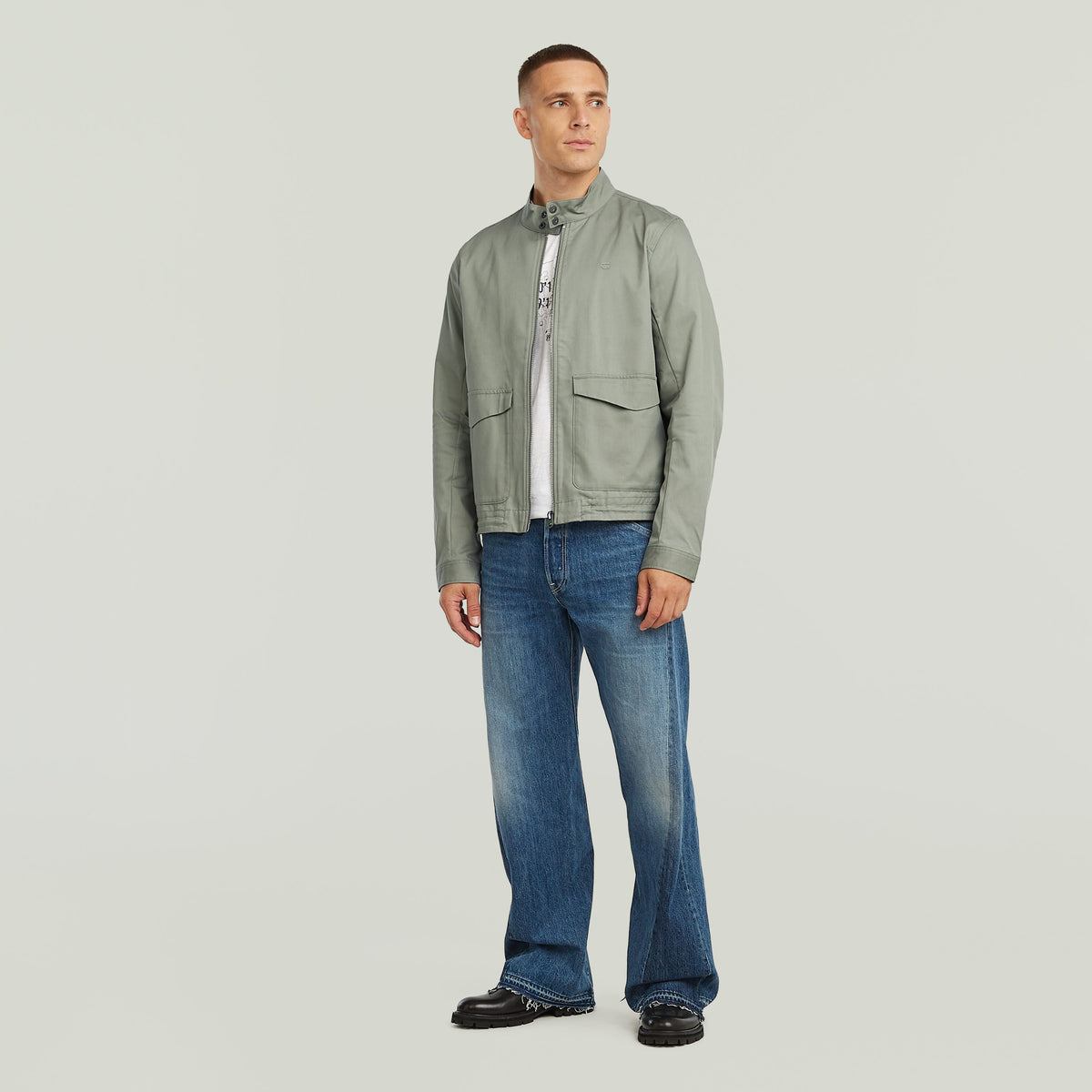 Chaqueta Lightweight Cotton La Lightweight Cotton Jacket tiene fit regular y cuello alto (stand-up), para un diseño limpio y estructurado. Su cierre de cremallera da un acabado seguro y es
