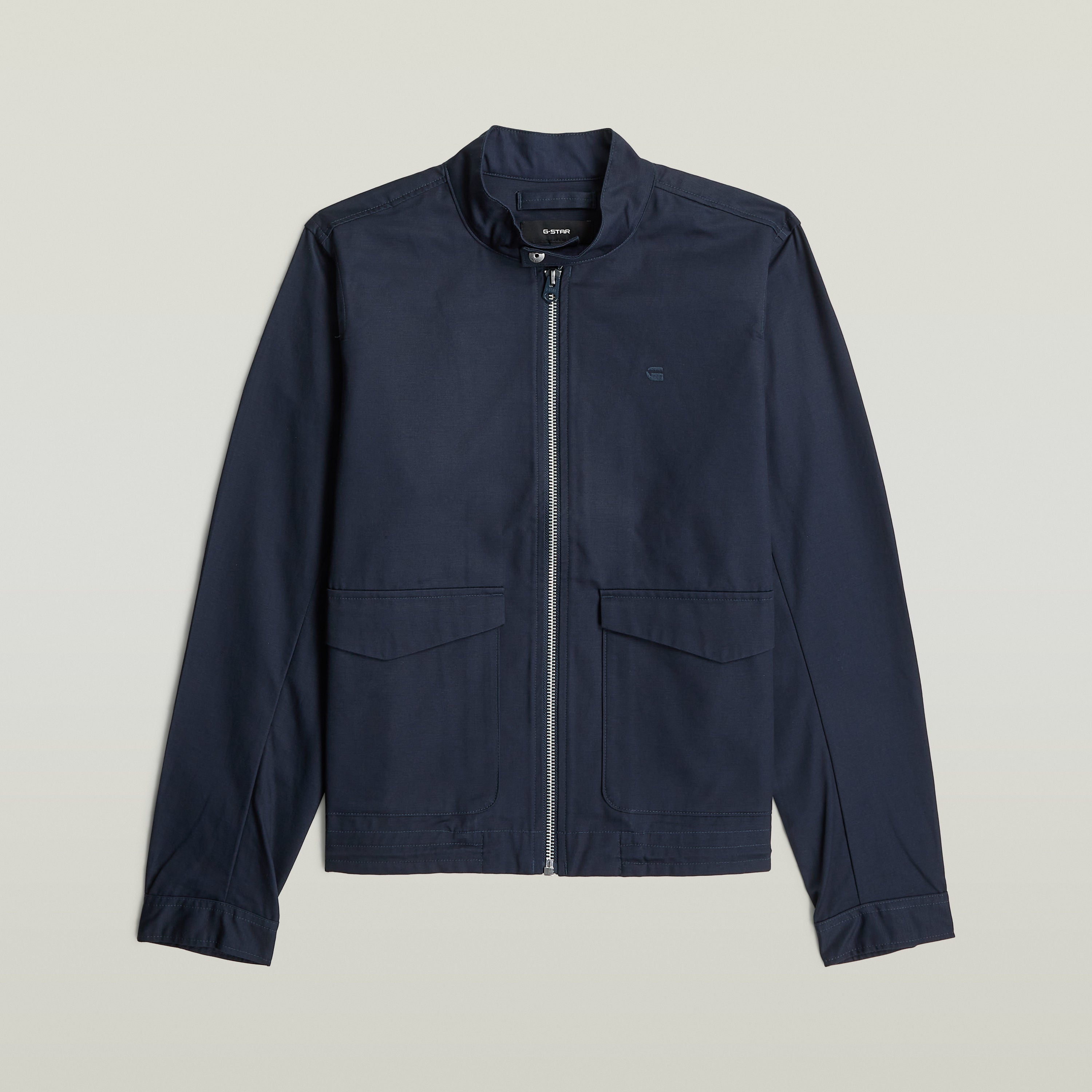 Chaqueta ligera de algodón reciclado azul con cuello alzado y cierre de cremallera