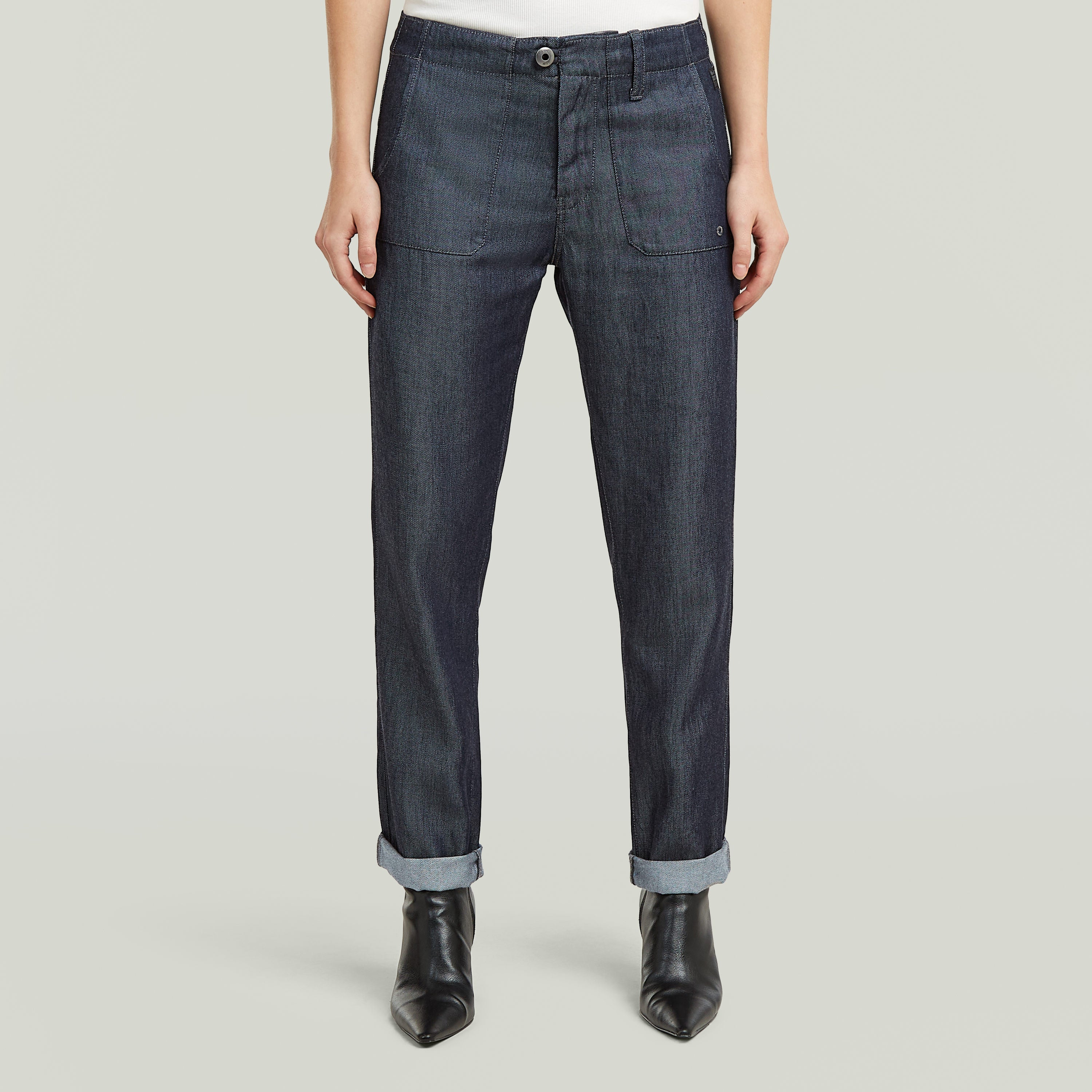 Pantalones Fatigue Boyfriend ligeros en denim oscuro, con corte holgado y bolsillos de parche.