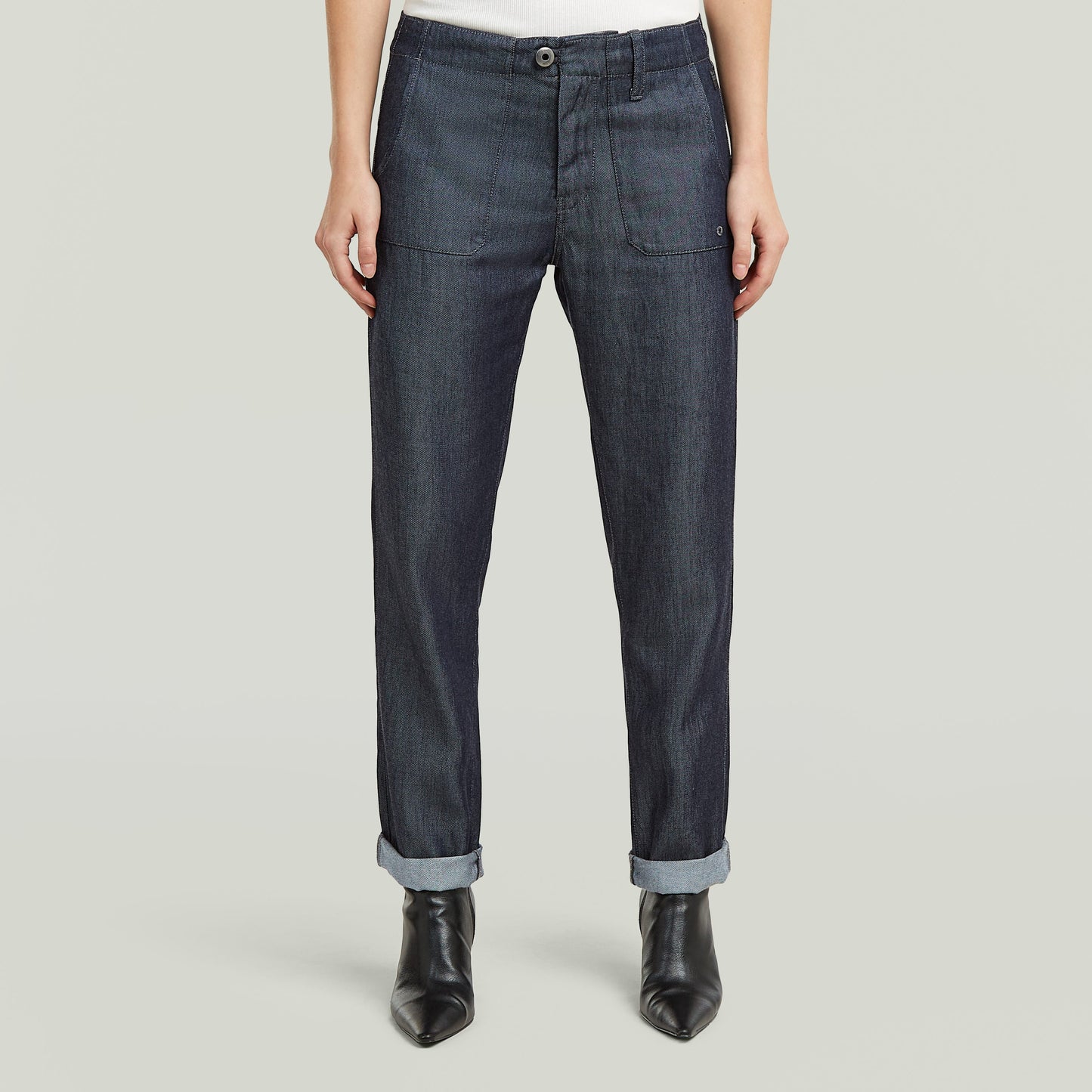 Pantalones Fatigue Boyfriend ligeros en denim oscuro, con corte holgado y bolsillos de parche.
