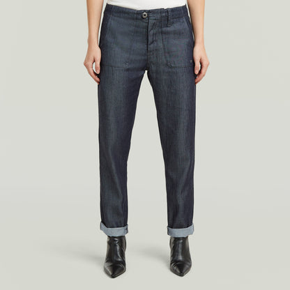 Pantalones Fatigue Boyfriend ligeros en denim oscuro, con corte holgado y bolsillos de parche.