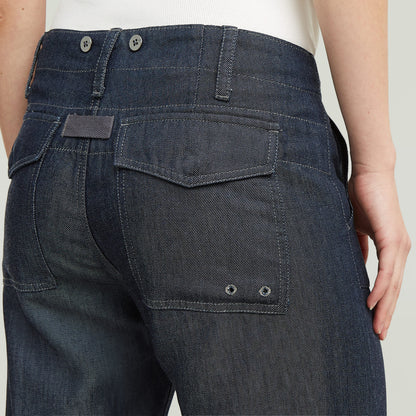 Vista posterior de los pantalones fatigue boyfriend ligeros en denim azul oscuro con bolsillos.