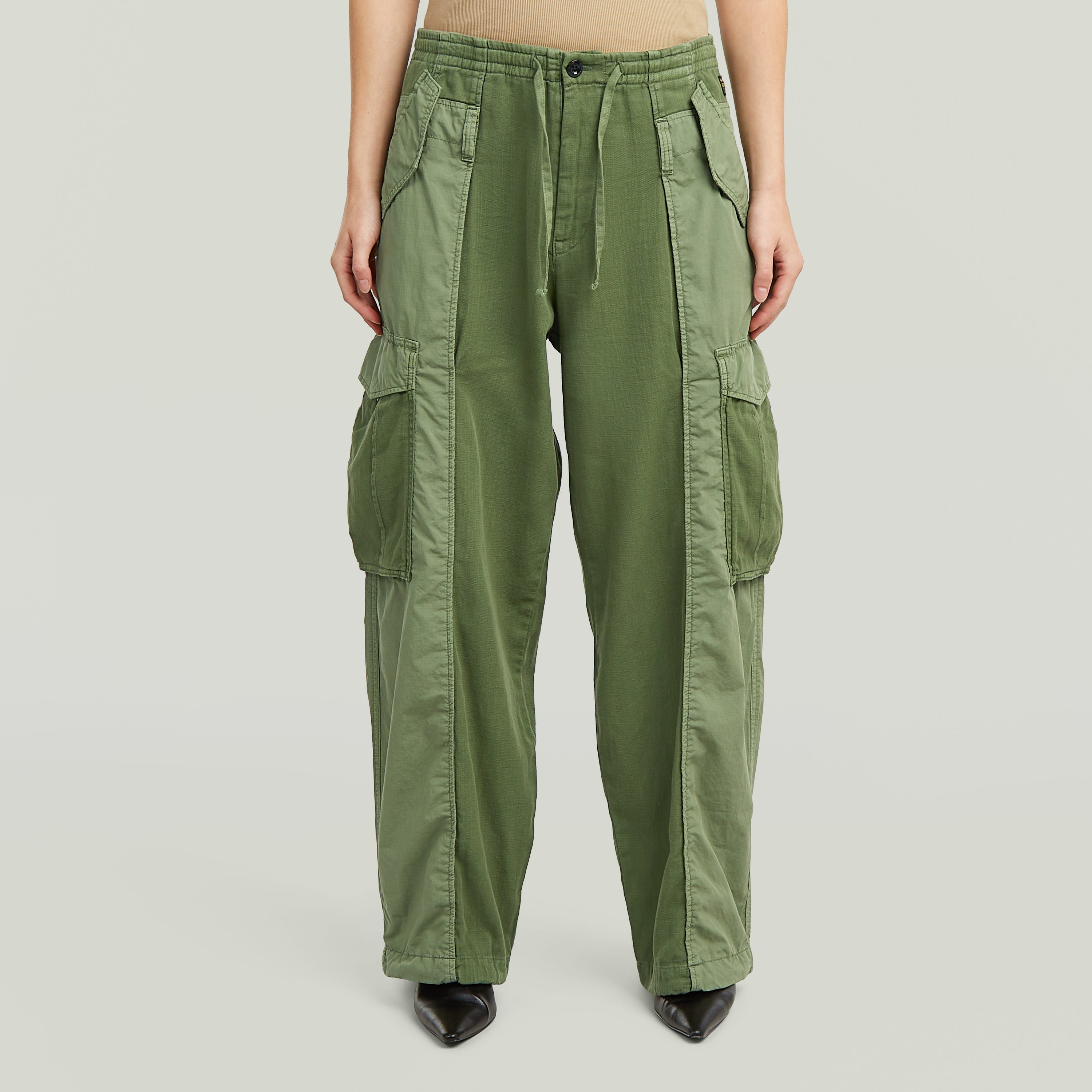 Pantalones de mezcla de telas fabric mix cargo pants en color verde con múltiples bolsillos y corte recto.