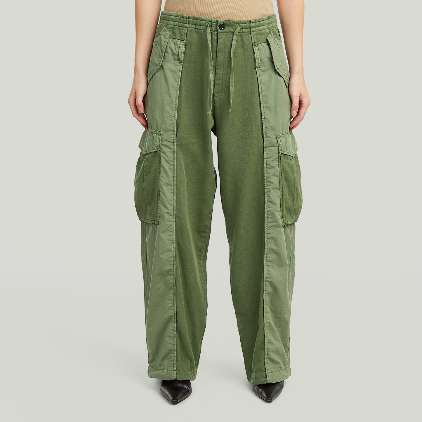 Pantalones de mezcla de telas fabric mix cargo pants en color verde con múltiples bolsillos y corte recto.