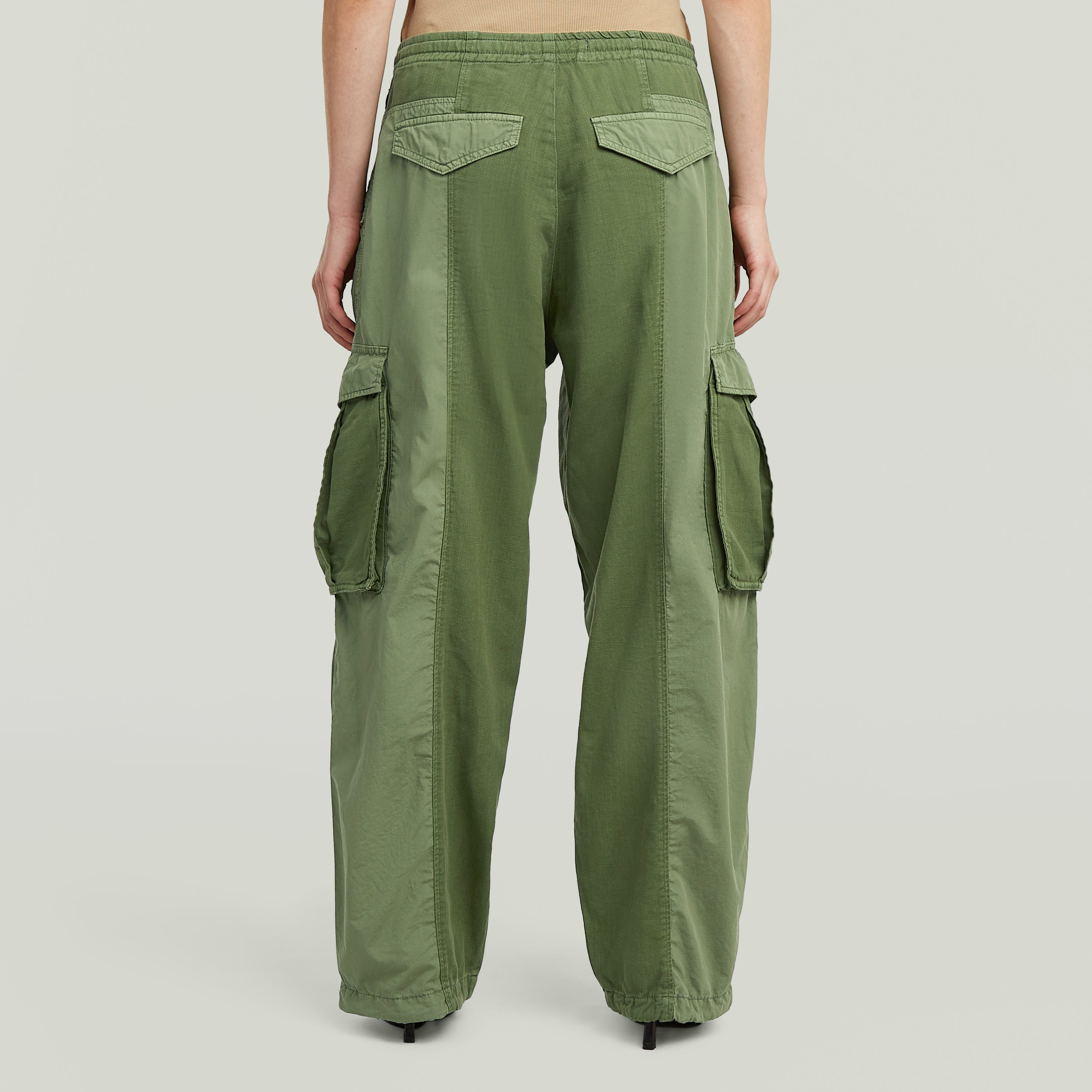 Pantalones largos verdes de corte recto y funcionales, fabric mix cargo pants con múltiples bolsillos.