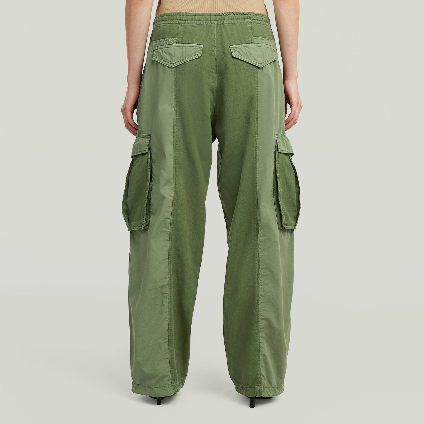 Pantalones largos verdes de corte recto y funcionales, fabric mix cargo pants con múltiples bolsillos.