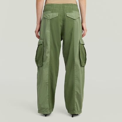 Pantalones largos verdes de corte recto y funcionales, fabric mix cargo pants con múltiples bolsillos.