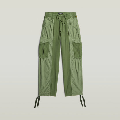 Pantalones Fabric Mix Cargo color verde con múltiples bolsillos, cierre de cremallera, y diseño funcional.