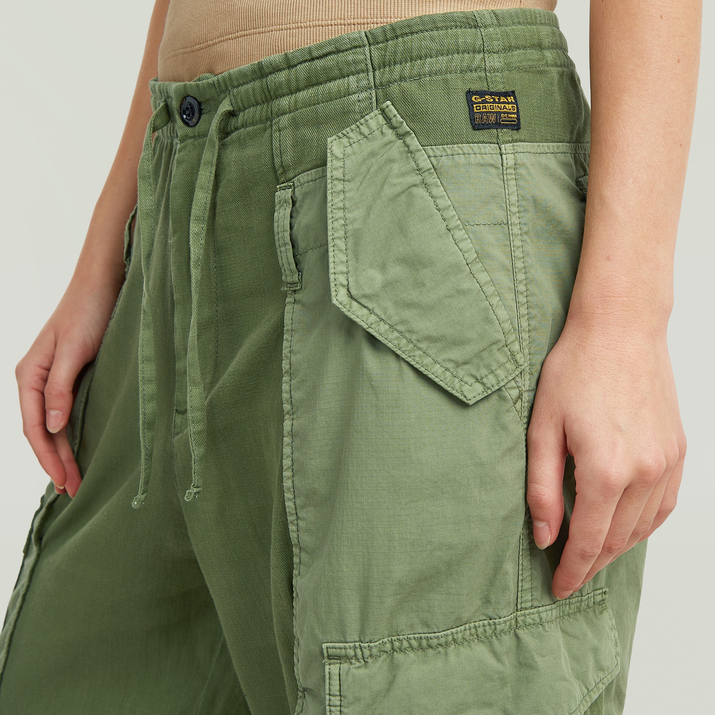 Pantalones Fabric Mix Cargo en color verde con corte recto y múltiples bolsillos funcionales