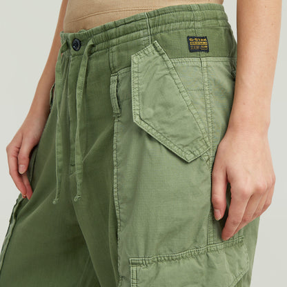 Pantalones Fabric Mix Cargo en color verde con corte recto y múltiples bolsillos funcionales