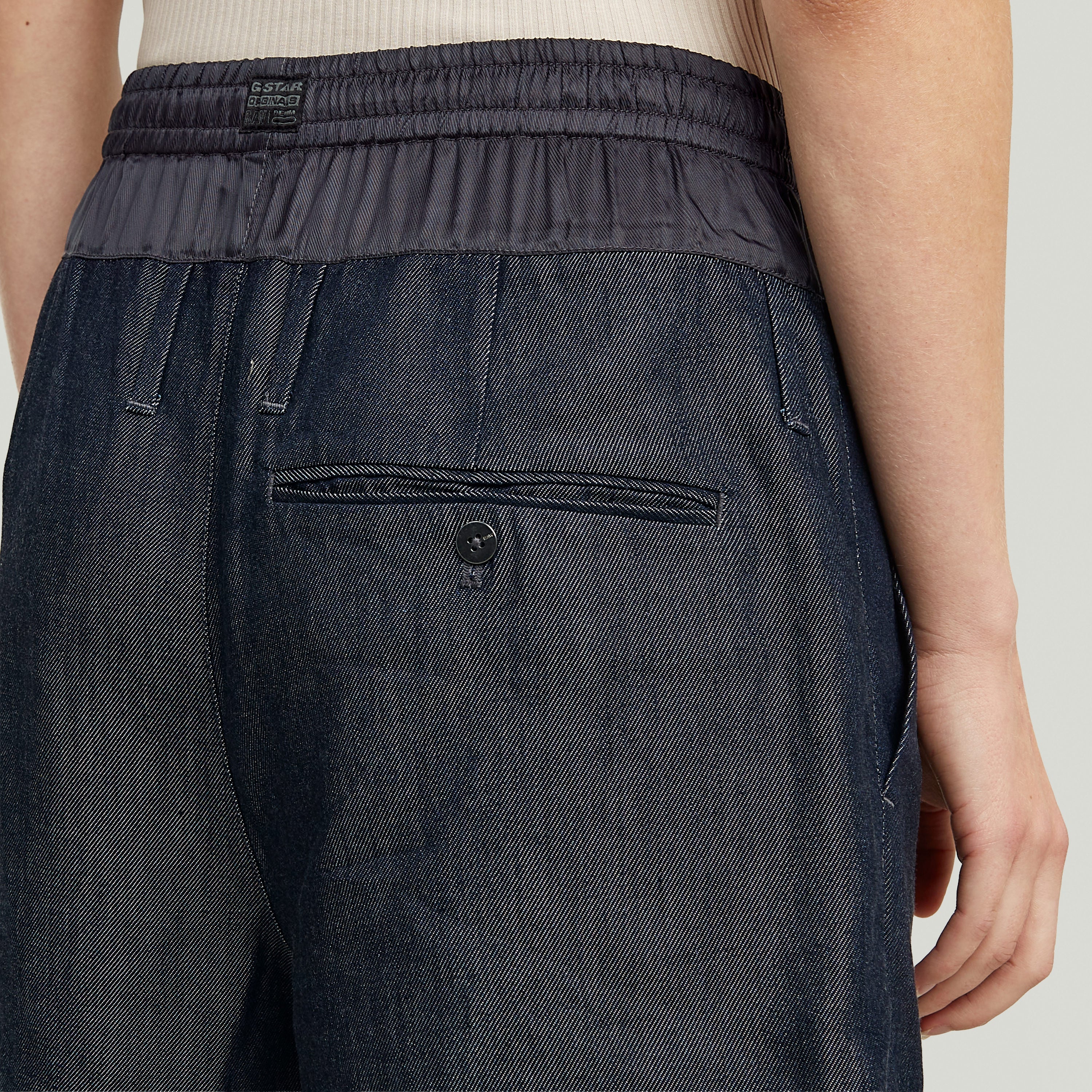 Shorts Lightweight Relaxed Los Relaxed Shorts tienen tiro alto y fit regular, para un look cómodo y con estilo. Confeccionados en tela de denim liviana y fluida.