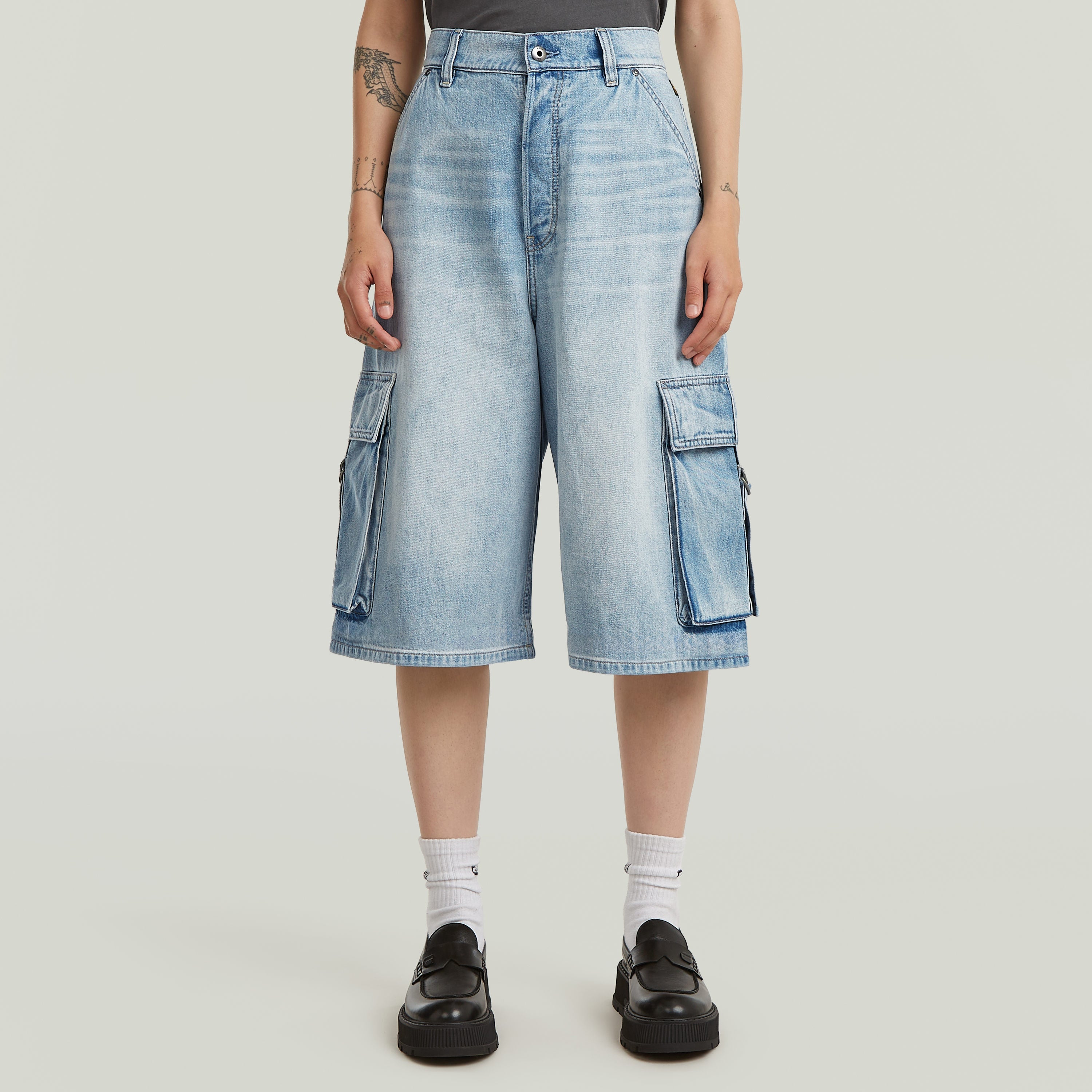 Jorts Patti Cargo con bolsillos cargo, diseño hasta la rodilla, en color azul intermedio, 100% algodón.