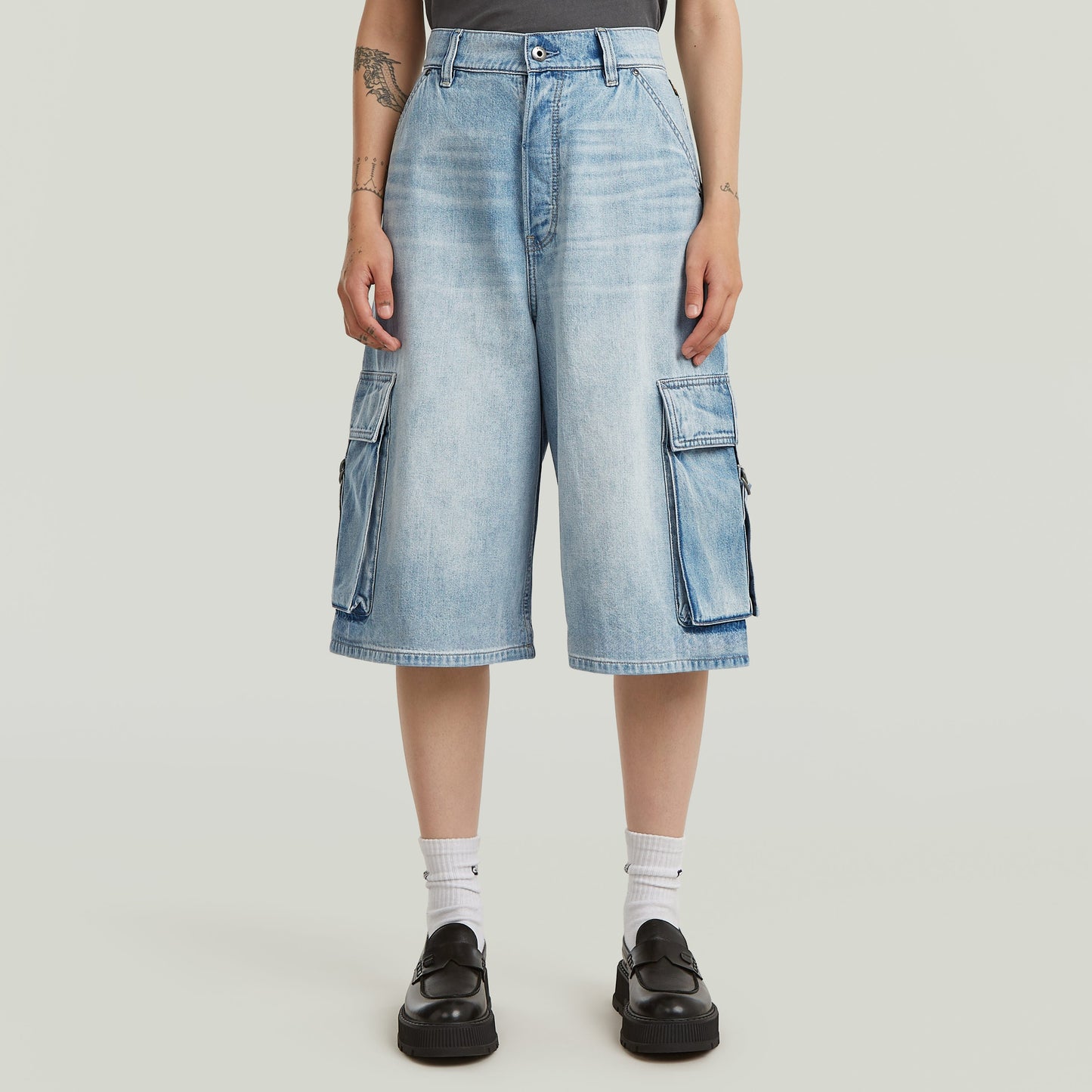 Jorts Patti Cargo con bolsillos cargo, diseño hasta la rodilla, en color azul intermedio, 100% algodón.