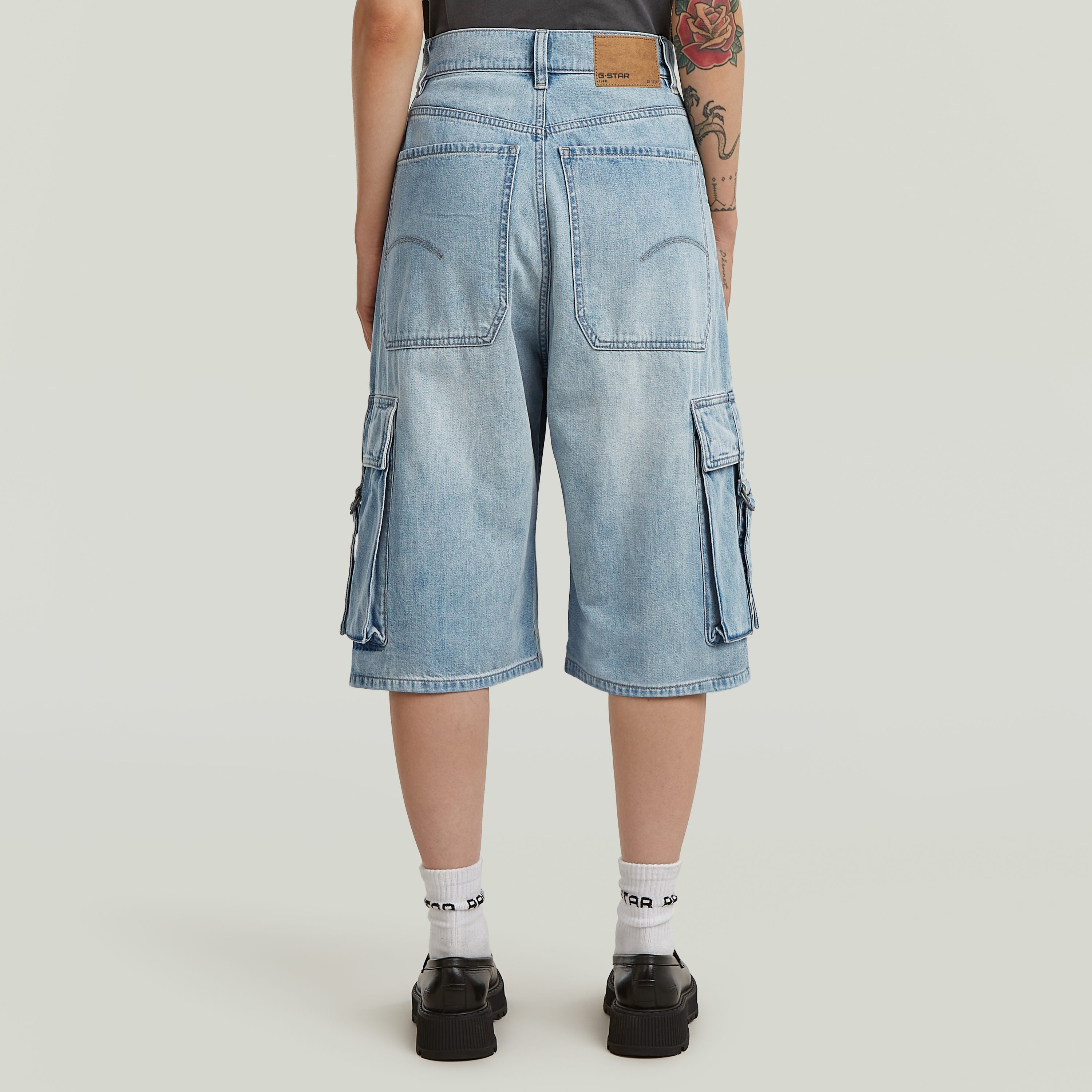 Vista trasera de Jorts Patti Cargo con bolsillos cargo, diseño azul intermedio y ajuste amplio, ideal para verano.