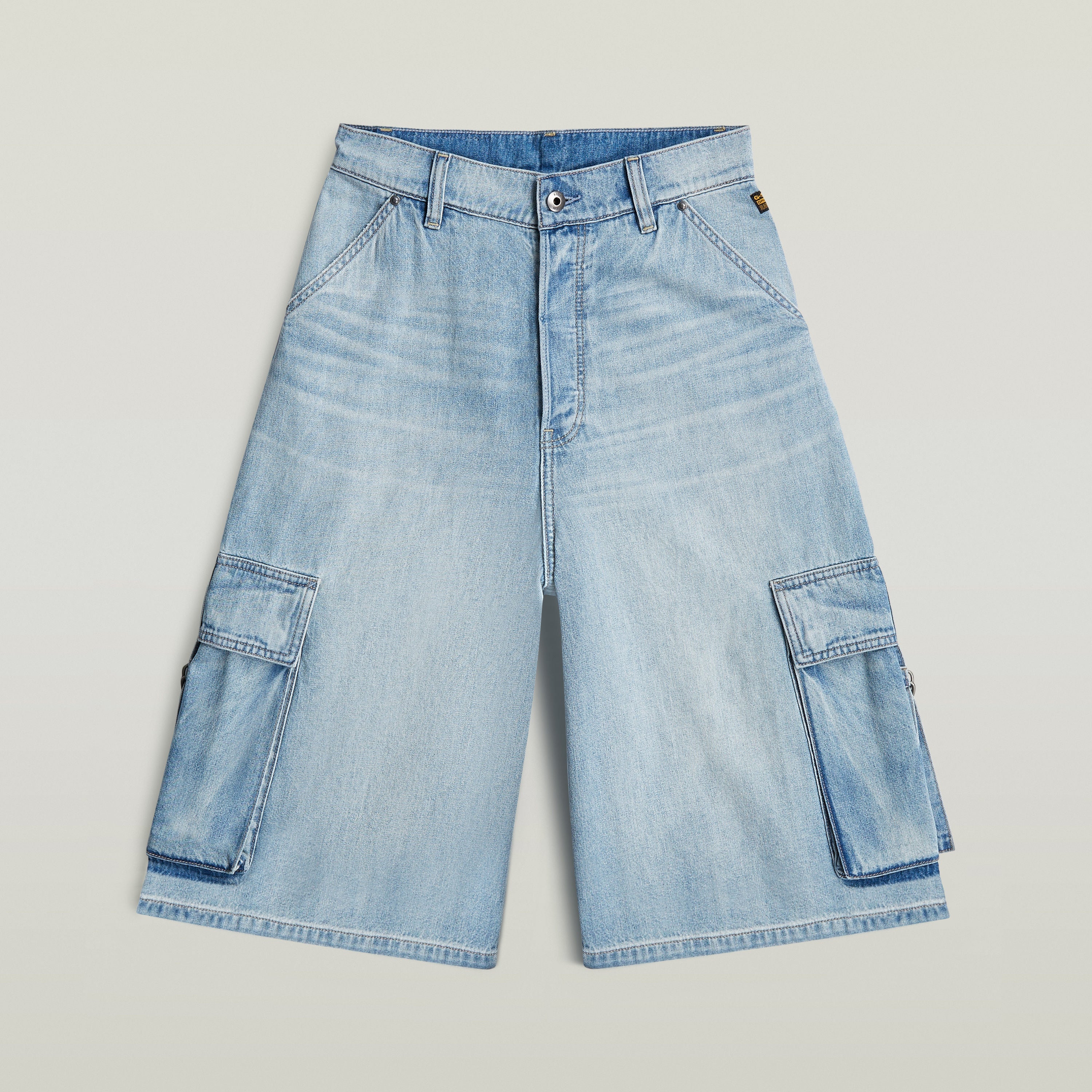 Jorts Patti Cargo shorts in light blue with cargo pockets, medium rise and button closure, perfect for casual wear.