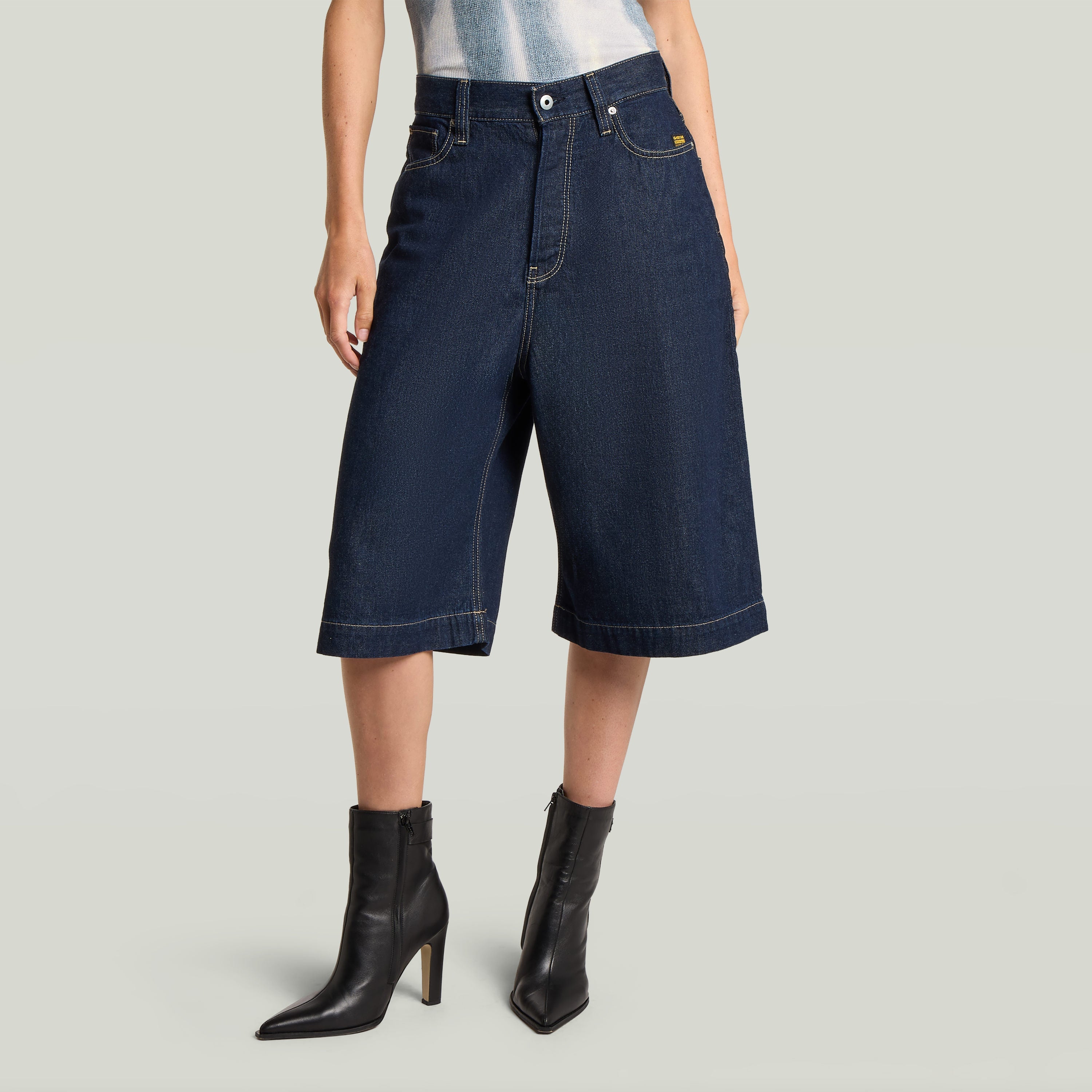 Jorts de algodón reciclado con borde limpio en color azul oscuro, diseño clásico y ajuste regular.