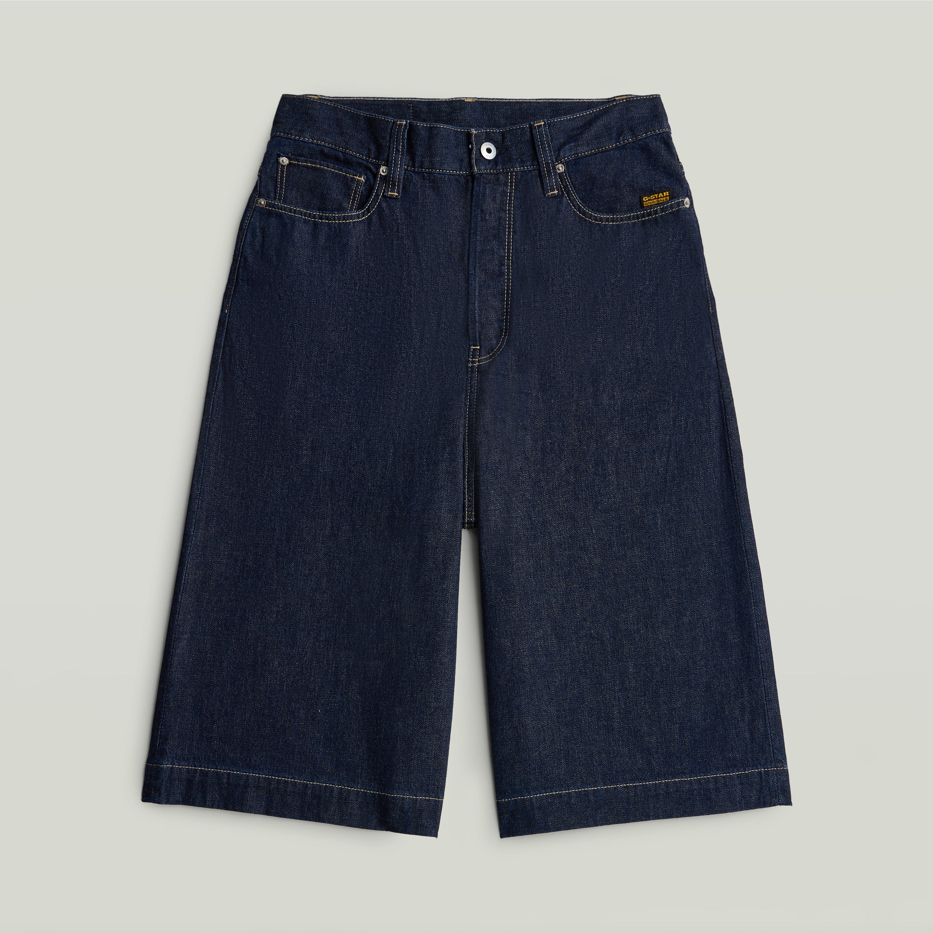 Jorts Patti borde limpio en color azul oscuro, 100% algodón regenerativo con borde limpio, jorts de algodón reciclado con borde limpio.
