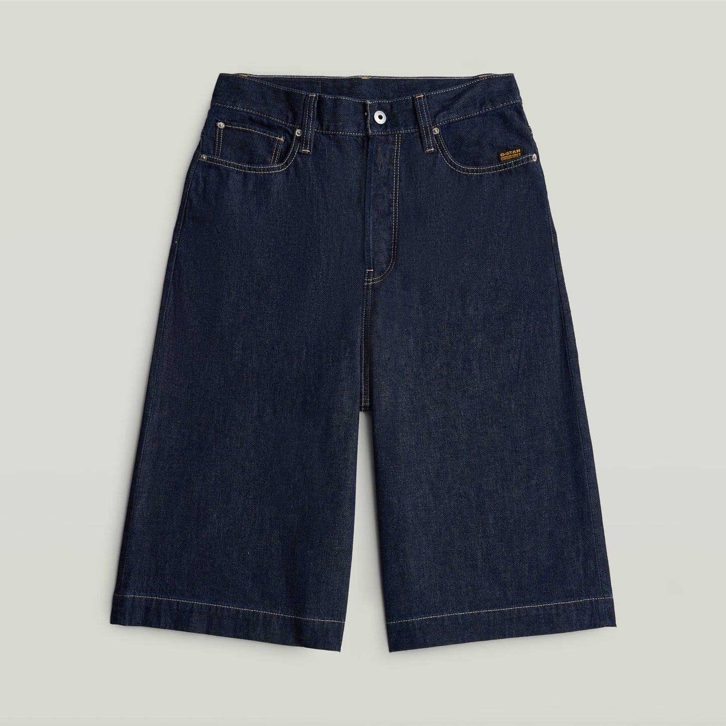 Jorts Patti borde limpio en color azul oscuro, 100% algodón regenerativo con borde limpio, jorts de algodón reciclado con borde limpio.