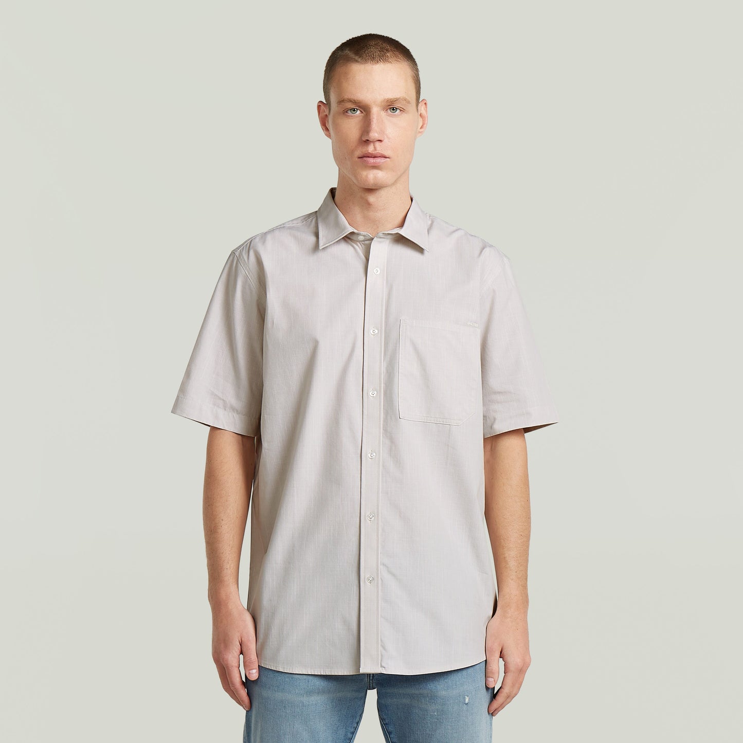 Camisa One Pocket Regular con diseño clásico, cuello y un bolsillo en el pecho, estilo moderno.