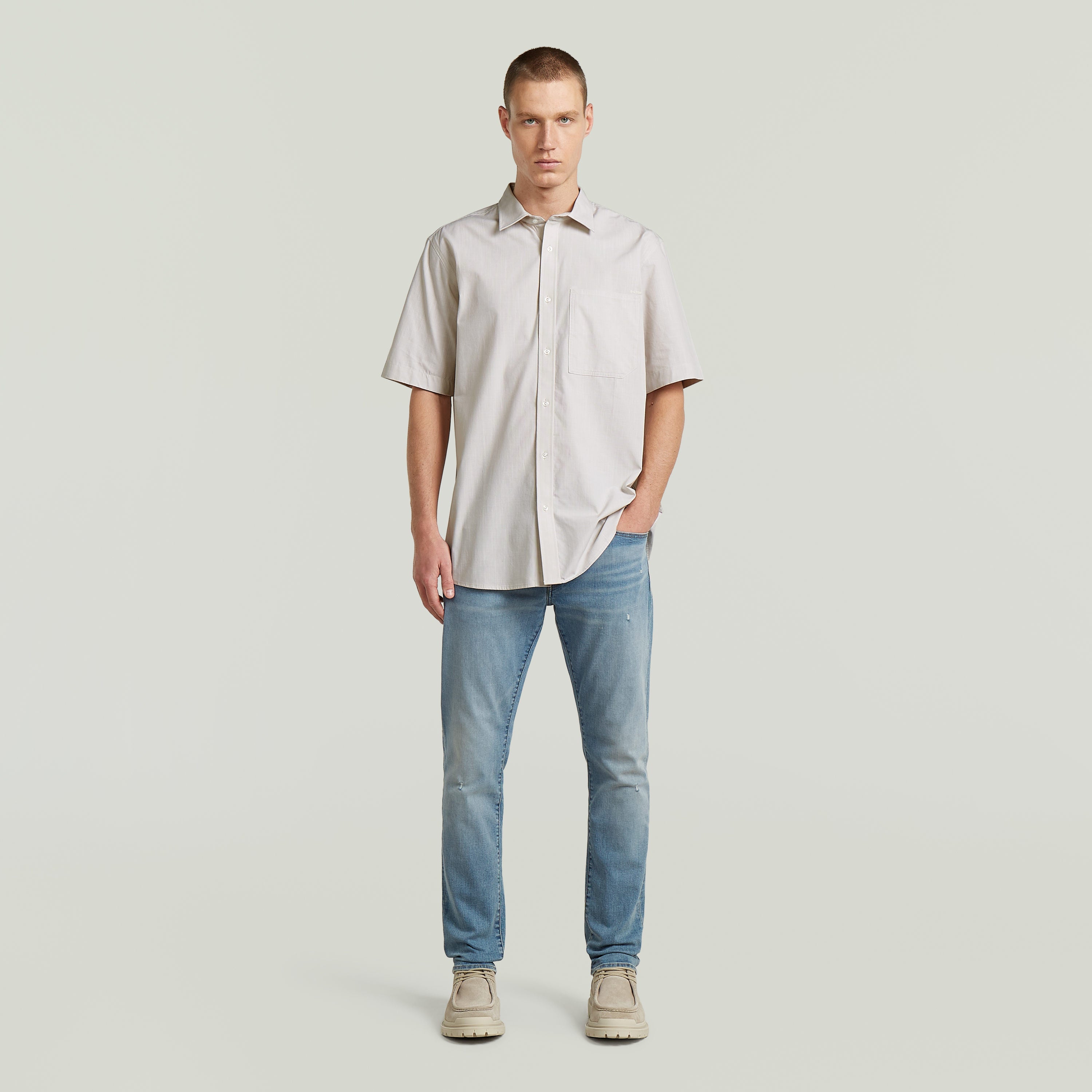 Hombre vistiendo una camisa one pocket regular shirt con diseño clásico y moderno, combinación de colores.