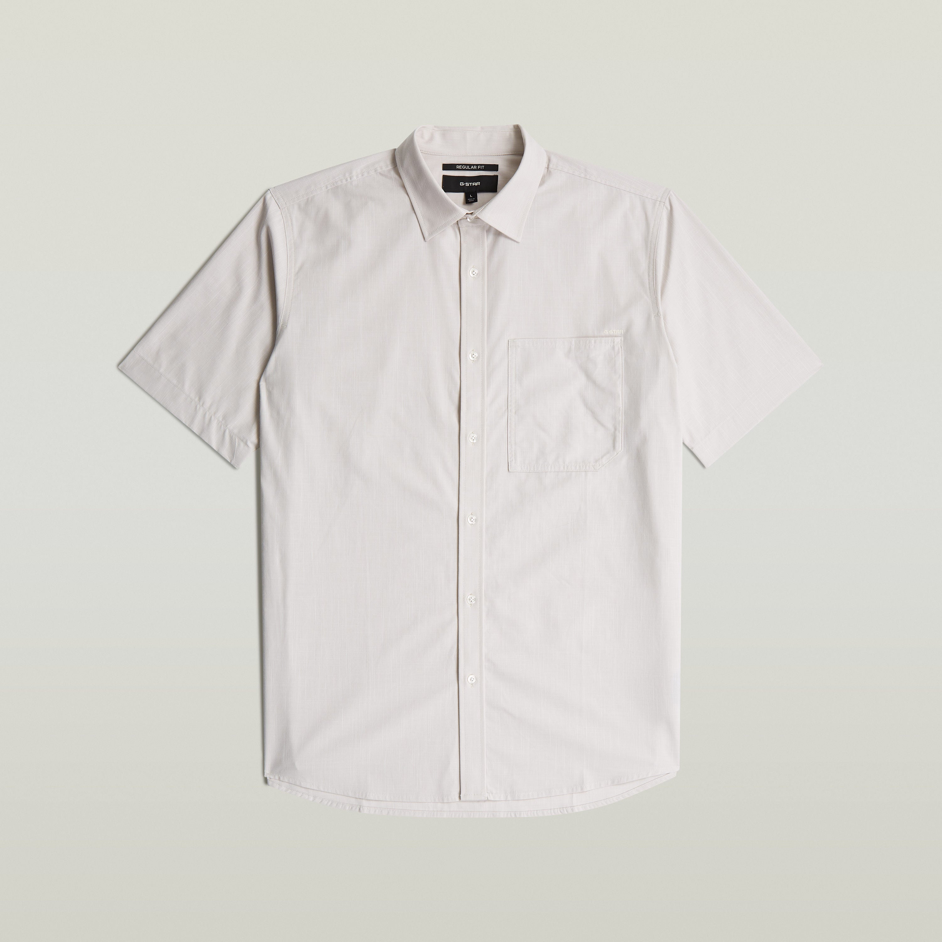 Camisa One Pocket Regular, 100% algodón, cuello de camisa, cierre de botones, bolsillo en el pecho, diseño atemporal.