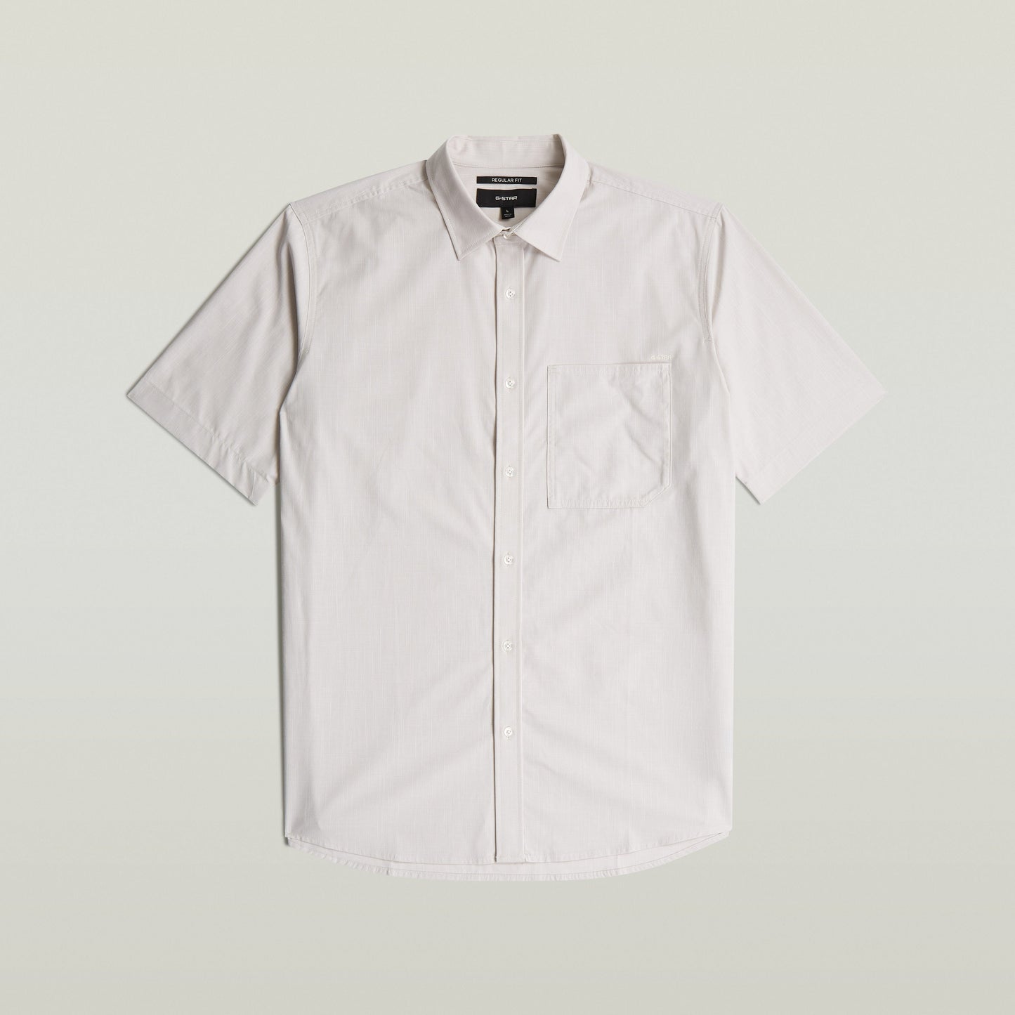 Camisa One Pocket Regular, 100% algodón, cuello de camisa, cierre de botones, bolsillo en el pecho, diseño atemporal.
