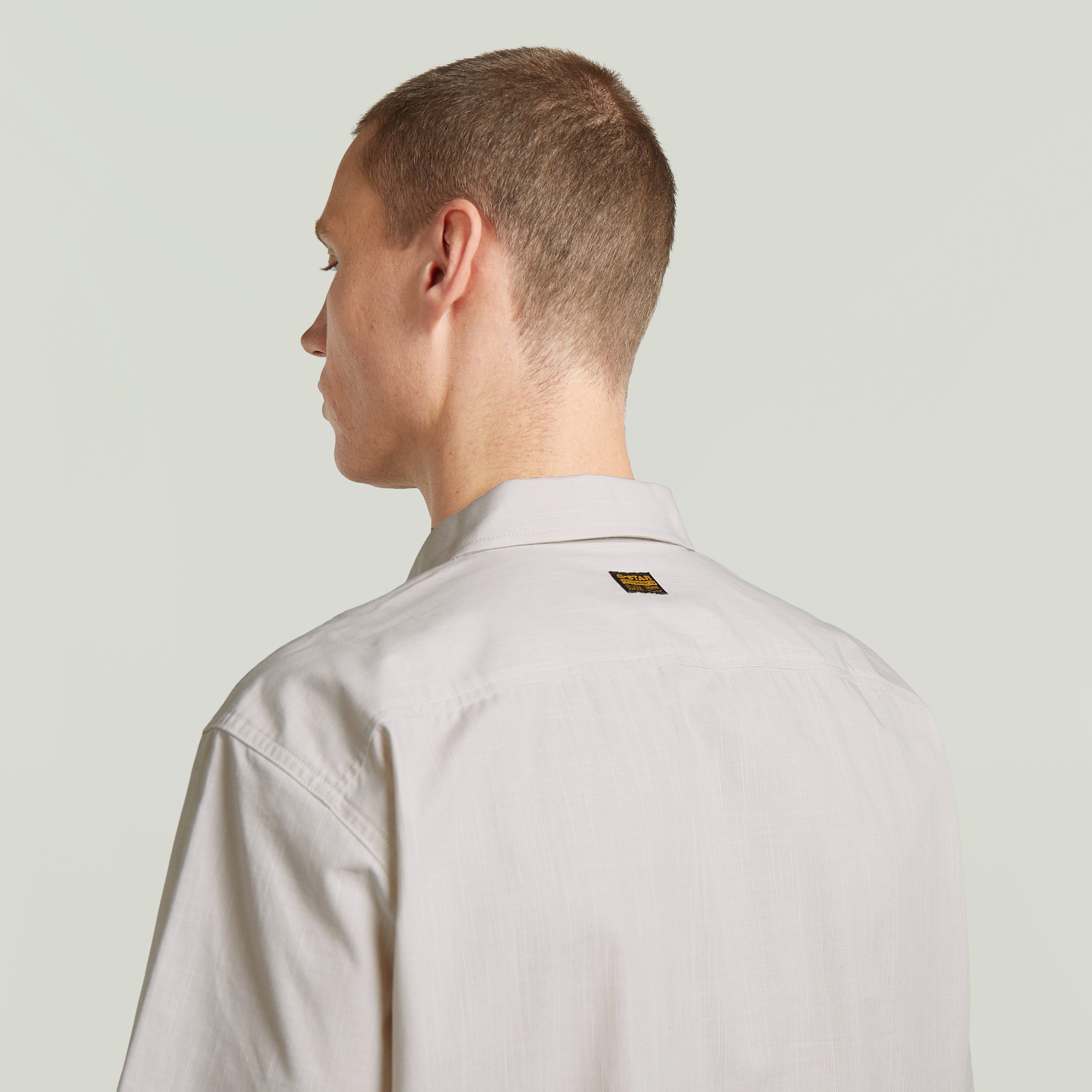 Hombre usando la camisa One Pocket Regular con cuello clásico y un diseño atemporal.