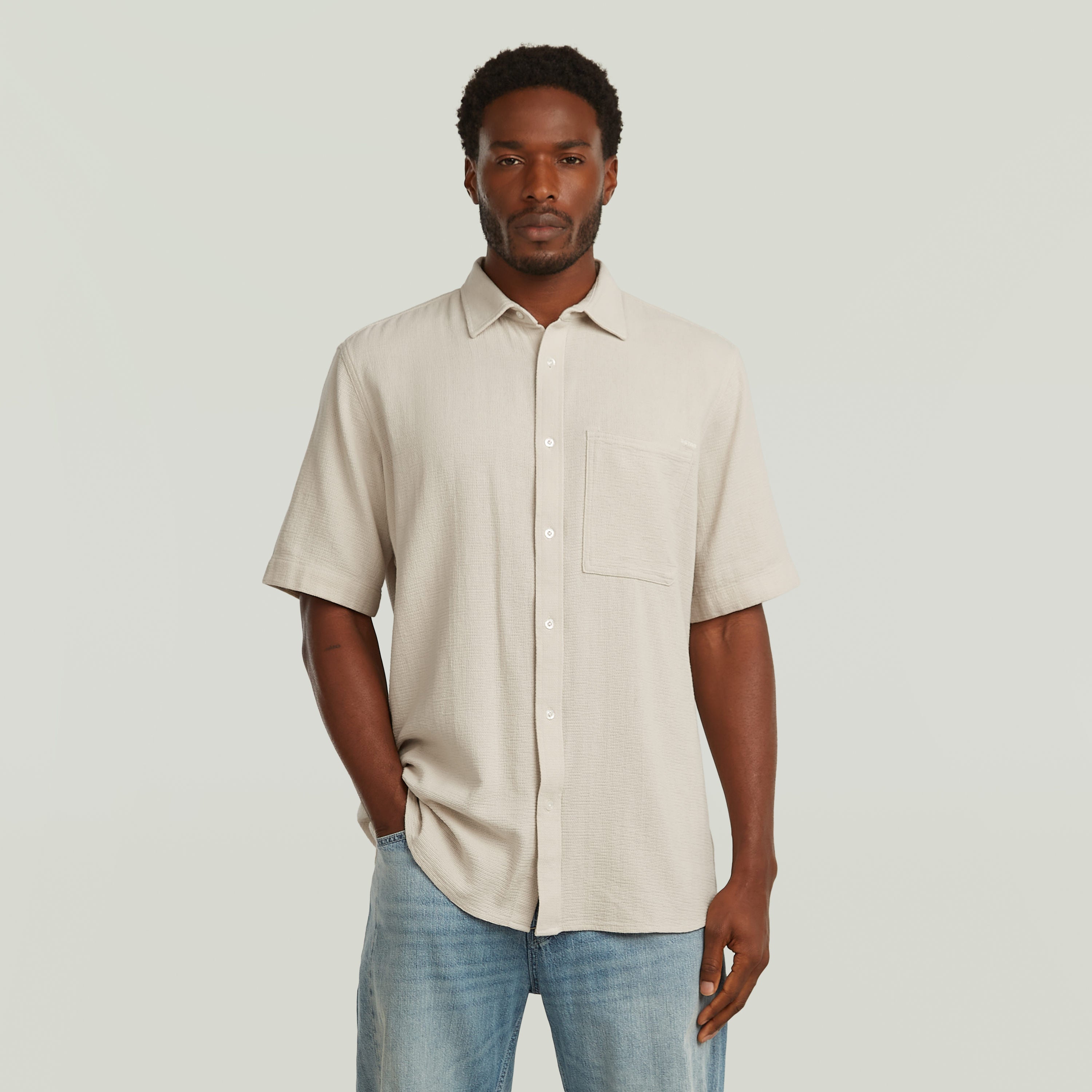 Camisa One Pocket Regular en color blanco, con diseño clásico y moderno, bolsillo en el pecho y cierre de botones.