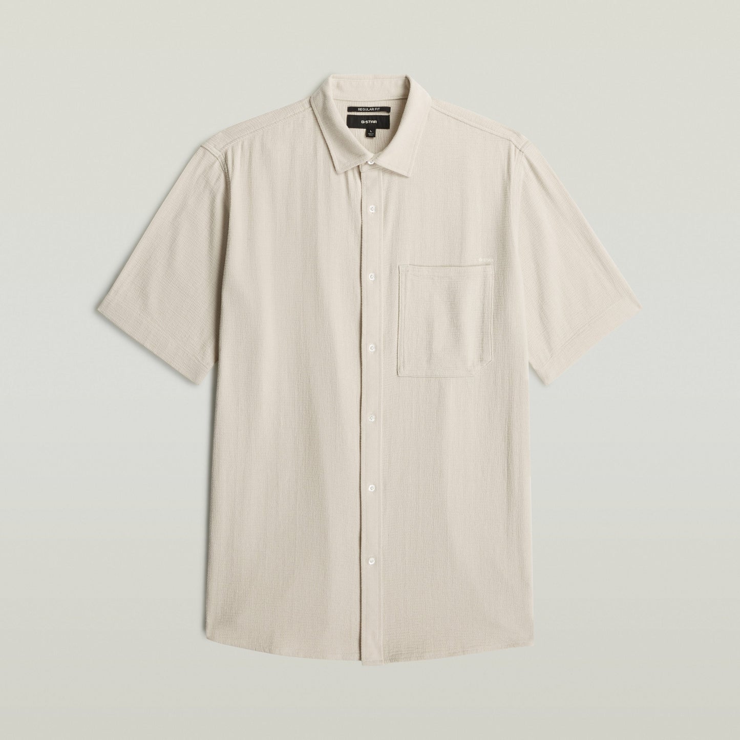 Camisa One Pocket Regular en color blanco con bolsillo en el pecho y cierre de botones, 100 % algodón.