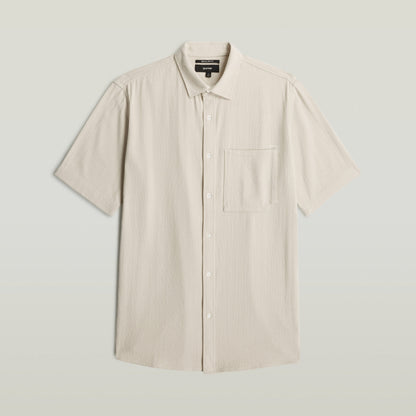 Camisa One Pocket Regular en color blanco con bolsillo en el pecho y cierre de botones, 100 % algodón.