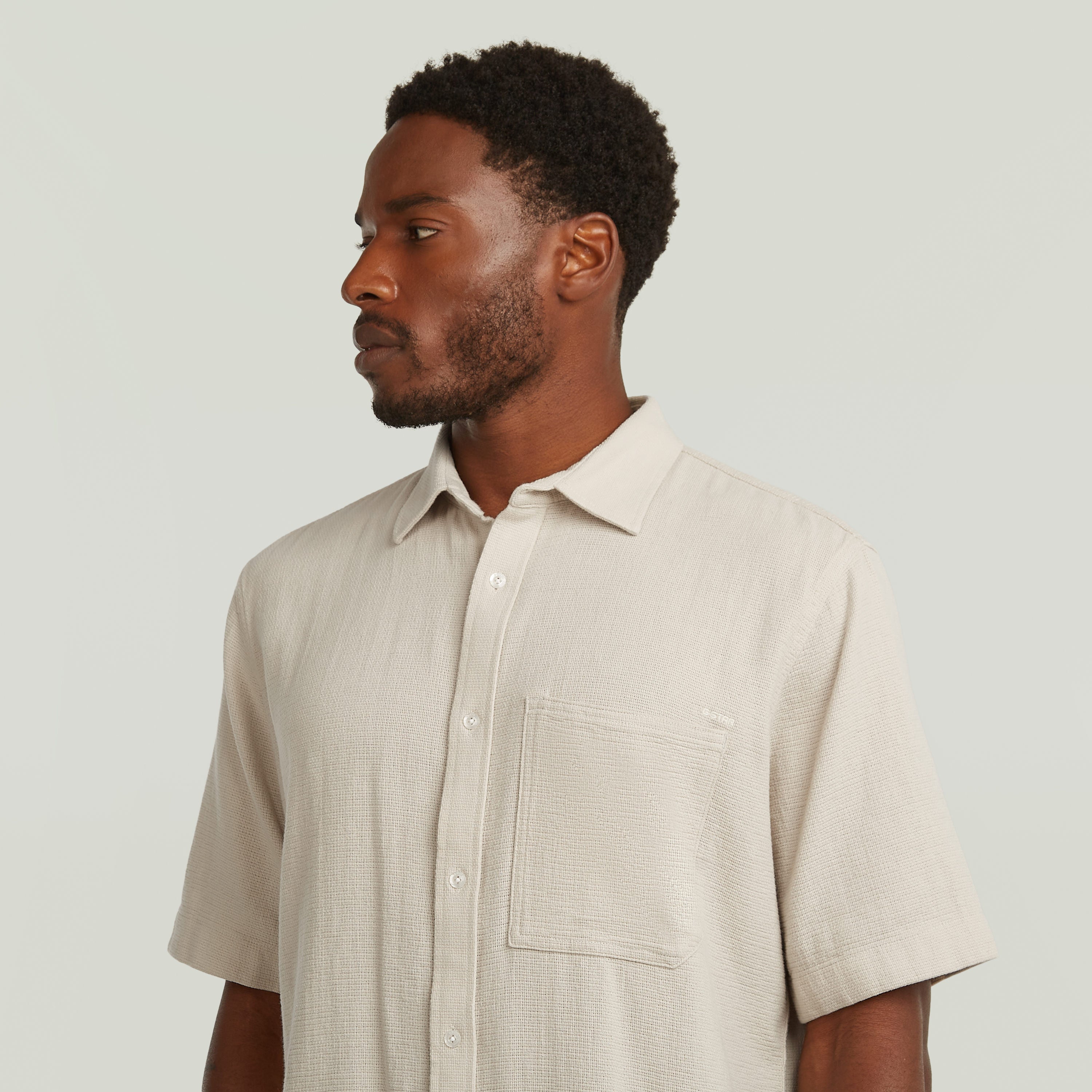 Camisa One Pocket Regular en color blanco, con bolsillo en el pecho y cierre de botones para un look atemporal.