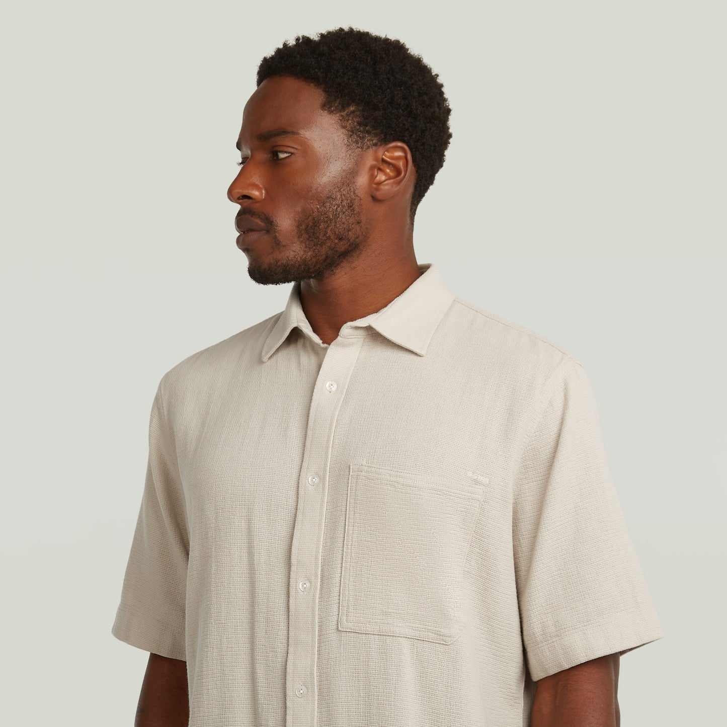 Camisa One Pocket Regular en color blanco, con bolsillo en el pecho y cierre de botones para un look atemporal.