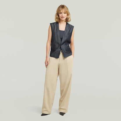 ligero chaleco blazer de denim en denim oscuro con diseño sin mangas y corte recto