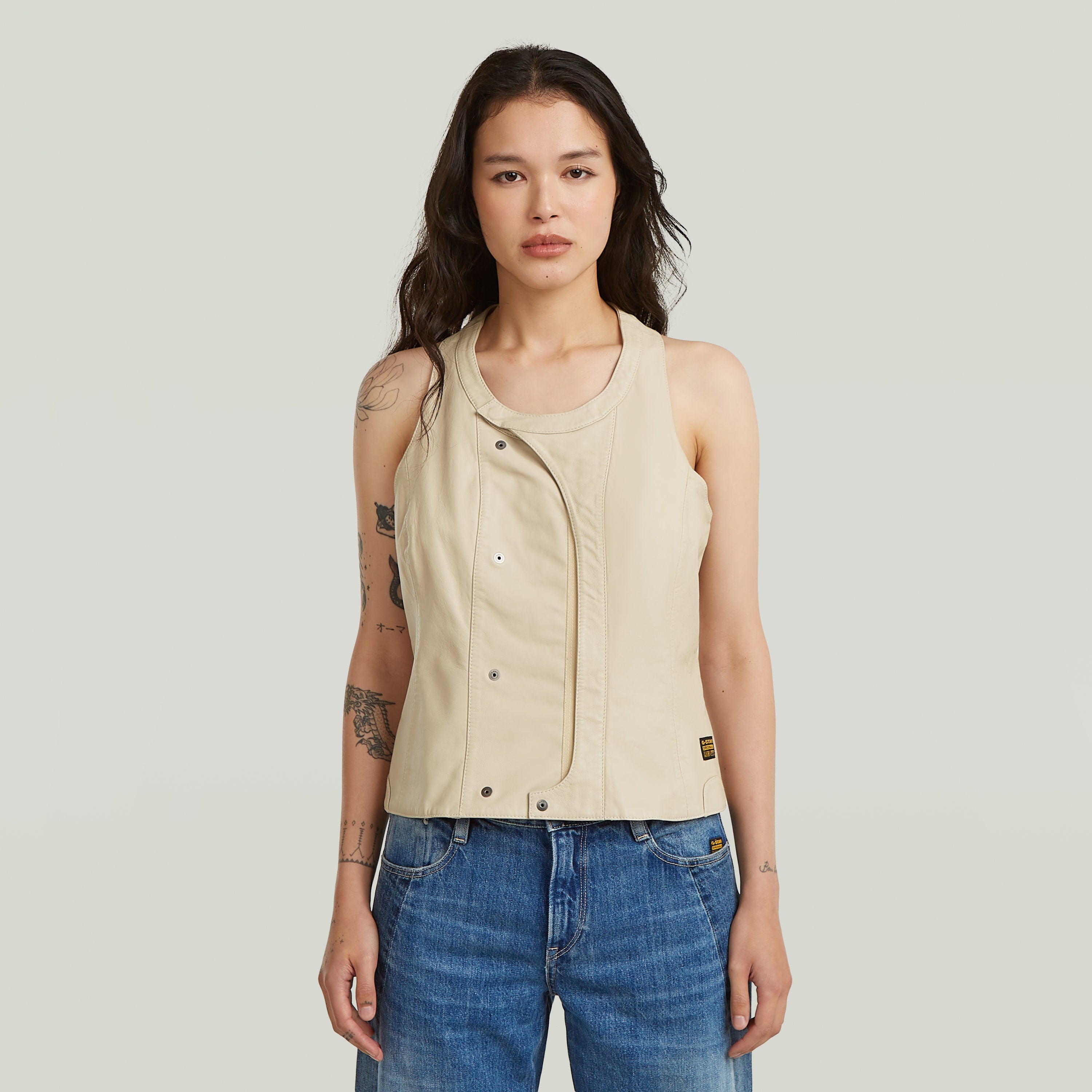 Chaleco Leather Slim El Leather Waistcoat (chaleco de cuero) tiene fit slim y largo corto, con cierre de cremallera para un look depurado.