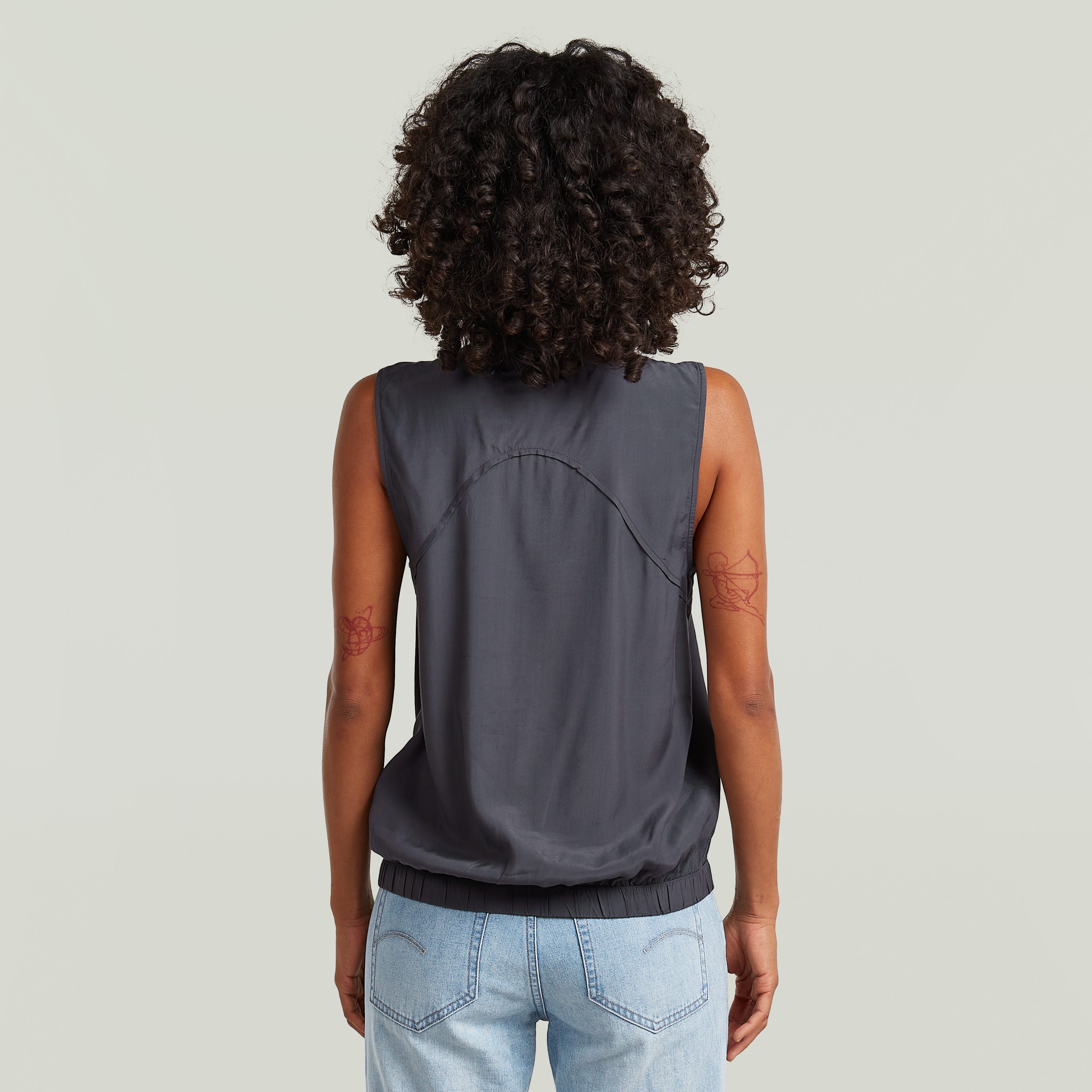 moderna camiseta sin mangas con cuello alzado vista trasera, color gris y diseño moderno