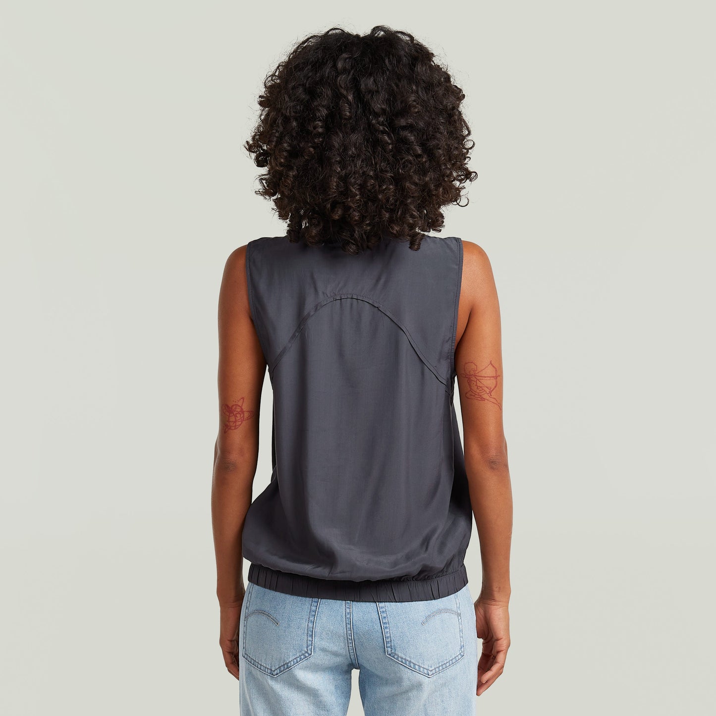 moderna camiseta sin mangas con cuello alzado vista trasera, color gris y diseño moderno