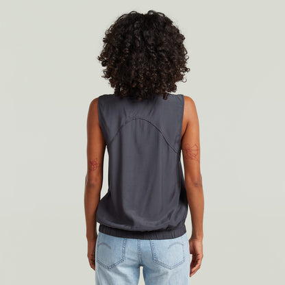 moderna camiseta sin mangas con cuello alzado vista trasera, color gris y diseño moderno