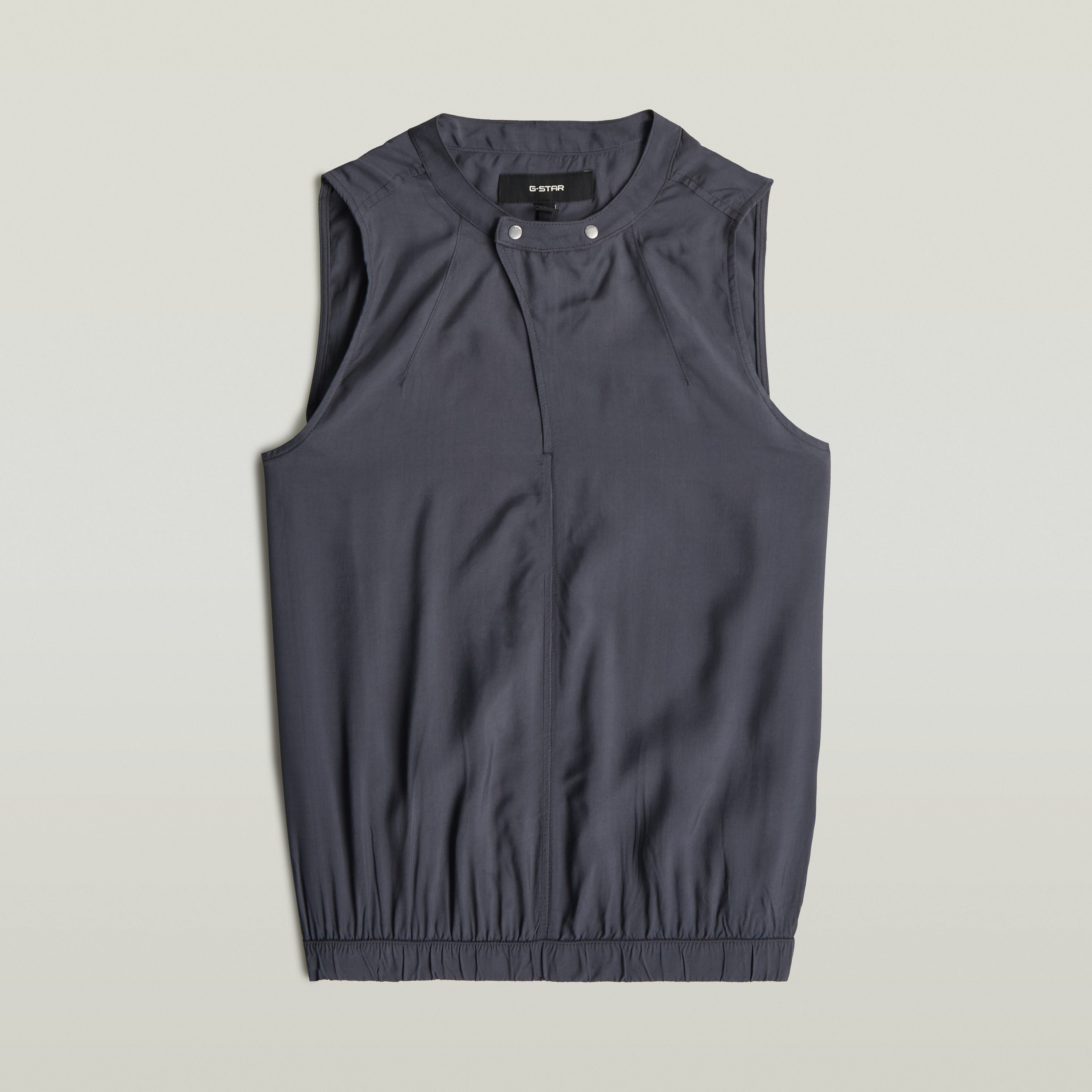 moderna camiseta sin mangas con cuello alzado en color gris con diseño sin mangas y bajo recortado.
