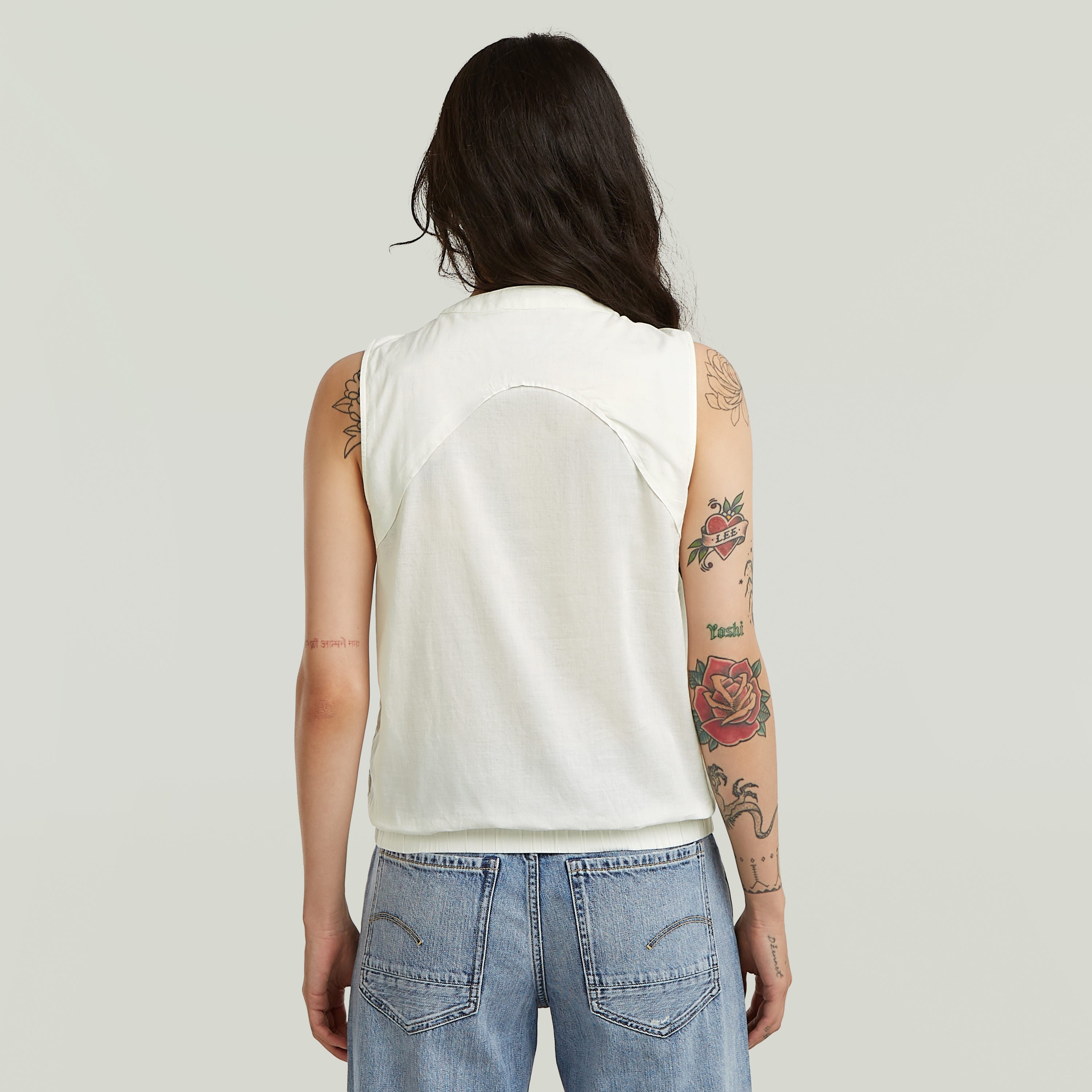 Camiseta sin mangas blanca de cuello alzado, 100% algodón, diseño moderno y ajuste seguro, sleeveless high-neck cotton t-shirt.